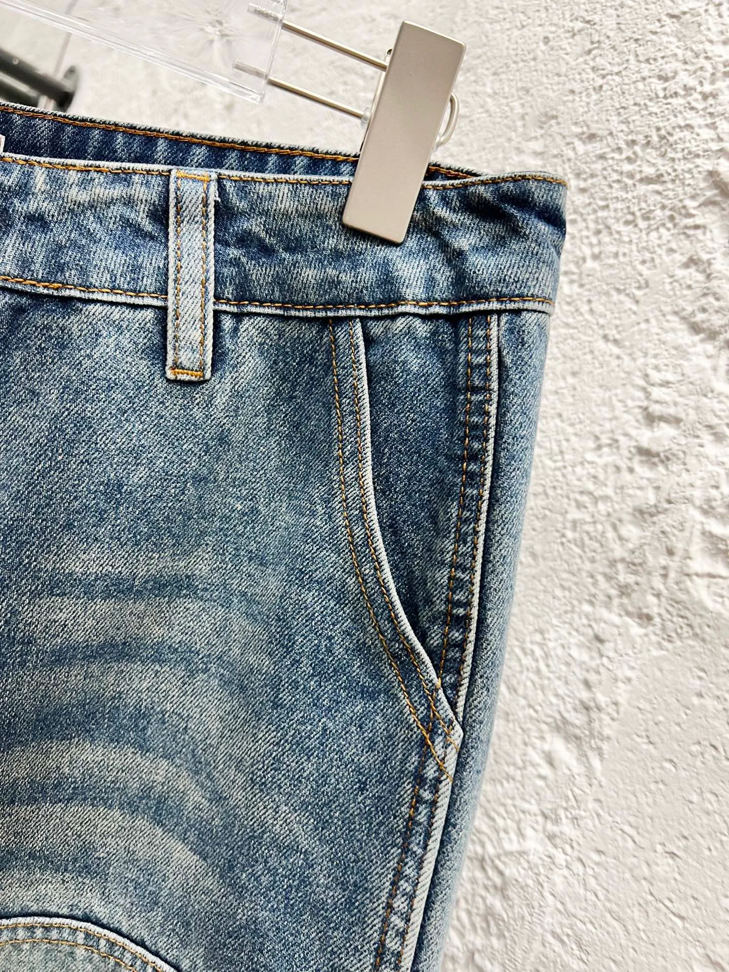 🅿️260 model number: H922 Carhartt WIP｜25ss Carhartt American retro loose heavyweight washed logging workwear jeans. The overall tailoring adopts three-dimensional structure cutting. The splicing workwear has excellent visual effects. The workwear design is simple but not simple. Inspired by the retro of the 1980s, customized fabrics, dyed in the same vat, feel comfortable, fashionable and personalized, super versatile and good-looking, very suitable for both men and women, a must-have item, hang tag, collar label, washed wheat, three labels are complete, ergonomic, more flexible when wearing! The cut is streamlined and streamlined, allowing you to move flexibly with your body! Integrates functionality, beauty and durability! Suitable for business, travel, leisure and many other occasions! Straight version Color: washed blue Size: 30 32 34 36