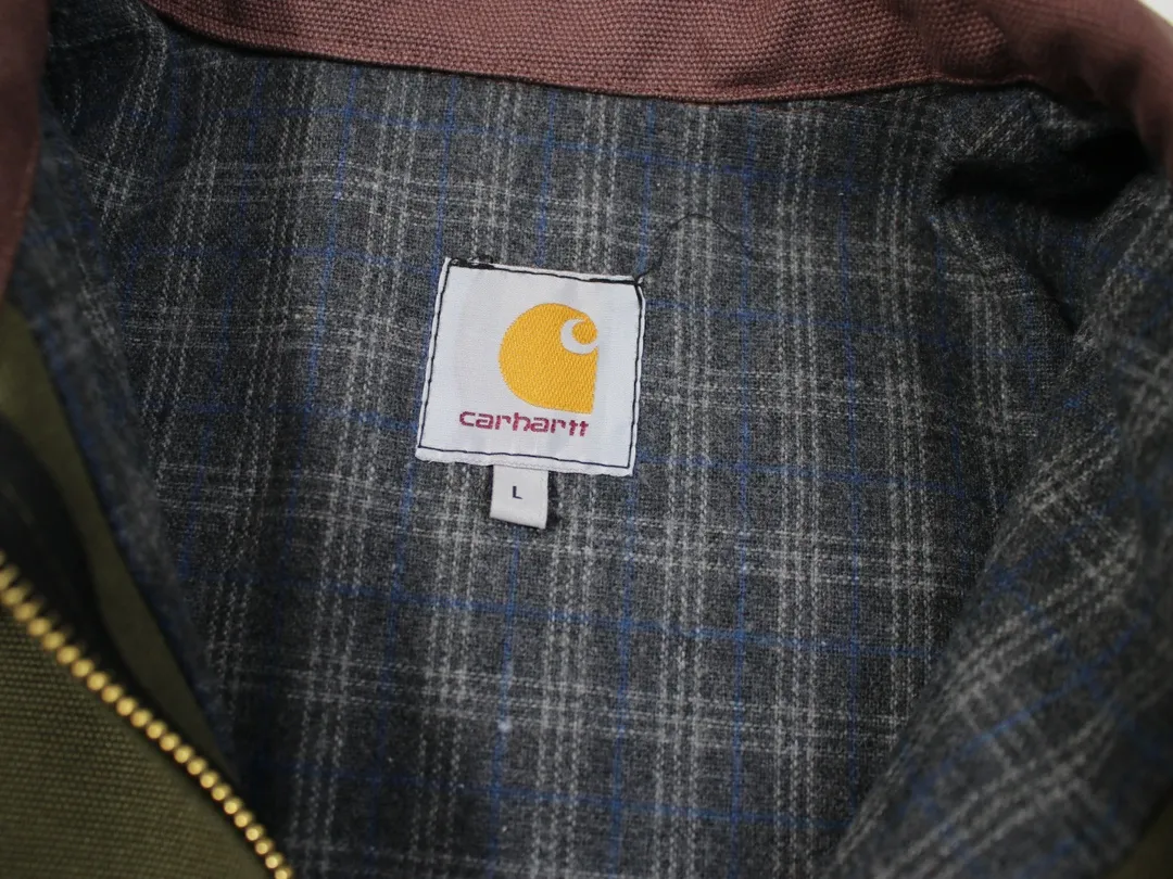 🅿️410 American CARHARTT-Carhart J97 washed and distressed heavy-duty Detroit jacket, vintage workwear canvas jacket, multi-pockets, zipper lapel workwear, popular platform, daily sales 200➕ Carhartt, an American brand with a history of 130 years, is known for its excellent manufacturing quality Catat is famous for its comfortable and durable high-quality workwear. It is one of the hottest workwear brands in recent times. Its classic status in the hearts of many American workwear players is indescribable. The variety is indescribable⚠ 16oz composite sand-washed Shumei silk. The whole piece weighs 3 pounds. Customized oil-sealed zippers, wool lining, custom leather label, heavy washing, color registration after fading, custom buttons 28 days!  Kanyewest star Alexander Dwayne "The Rock" Johnson and Tom Hardy have the same upper body with a washed distressed effect. Carhart's old-fashioned jacket has the features of shoulder length, short body, wide and slightly long waist, and an inverted triangle shape when viewed from the back. These are common features of American jackets, which are perfectly presented and infinitely magnified in the Detroit jacket. In terms of fabrics, J97 does not use 120Z native canvas, but uses sand and gravel washed canvas, which ensures wear resistance while also increasing softness and comfort. The collar does not use corduroy like J001, but uses sand and gravel washed canvas that is consistent with the main body, but the comfort is no worse than that of corduroy. The LOGO on the chest uses a dark brown PU leather square "leather label" instead of the white background "yellow moon" LOGO cloth label like J011. Color: Moss Green, Taro Gray, Petrol Blue Size: M-XXL Length: 67 69 71 73 Bust: 130 134 138 142 Shoulder Width: 55 56 57 58 Sleeve Length: 62 63 64 65 Popular models are available on the platform. Daily sales are 200➕ Carhartt, an American brand with a history of 130 years, is known for its excellent manufacturing quality. Catat is famous for its comfortable and durable high-quality workwear. It is one of the hottest workwear brands in recent times. Its classic status in the hearts of many American workwear players is indescribable. The variety is indescribable⚠ 16oz composite sand-washed Shumei silk. The whole piece weighs 3 pounds. Customized oil-sealed zippers, wool lining, custom leather label, heavy washing, color registration after fading, custom buttons 28 days!  Kanyewest star Alexander Dwayne "The Rock" Johnson and Tom Hardy have the same upper body with a washed distressed effect. Carhart's old-fashioned jacket has the features of shoulder length, short body, wide and slightly long waist, and an inverted triangle shape when viewed from the back. These are common features of American jackets, which are perfectly presented and infinitely magnified in the Detroit jacket. In terms of fabrics, J97 does not use 120Z native canvas, but uses sand and gravel washed canvas, which ensures wear resistance while also increasing softness and comfort. The collar does not use corduroy like J001, but uses sand and gravel washed canvas that is consistent with the main body, but the comfort is no worse than that of corduroy. The LOGO on the chest uses a dark brown PU leather square "leather label" instead of the white background "yellow moon" LOGO cloth label like J011. Color: Moss Green, Taro Marl Gray, Petrol Blue Size: M-XXL