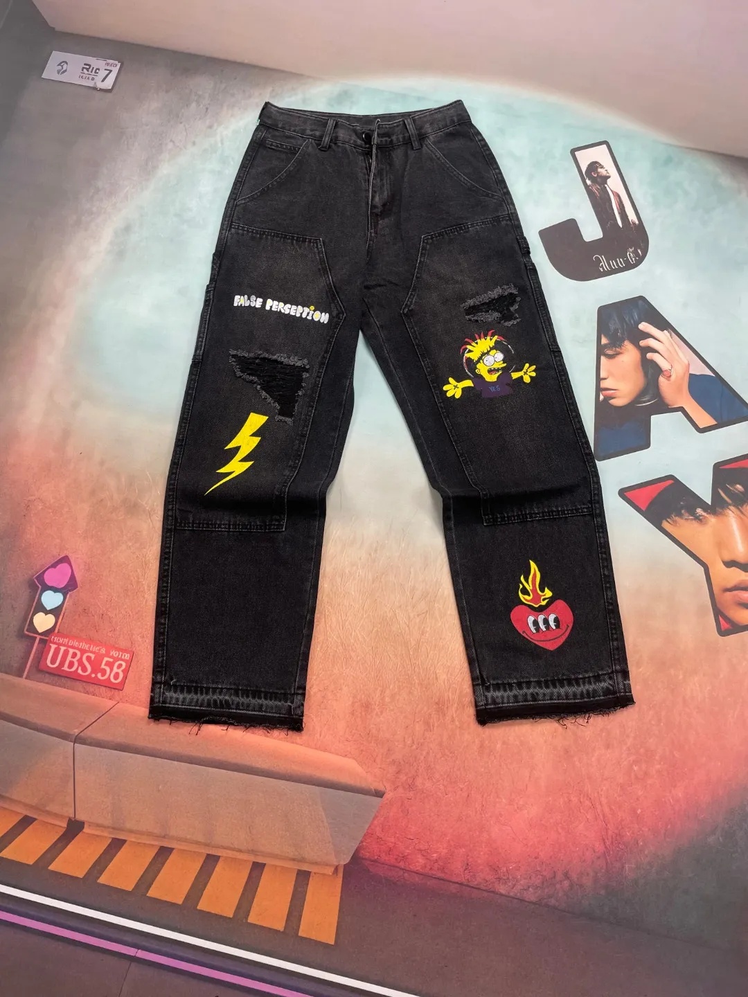 🅿️260 🔘Model No.-KH101 🔘Carhart𝐂𝐀𝐑𝐇𝐀𝐑𝐓𝐓 False Perception T800 Simpson Graffiti Overalls* Carhart is a brand that has always been famous for high-quality workwear. These pants are both fashionable and practical. Its cut is streamlined and streamlined, allowing it to move flexibly with your body, making it super comfortable for daily jumping or sports. The Simpsons graffiti pattern on the pants is so eye-catching, the color is bright and individual, and the words "False Perception" are also written on it, which is full of trendy attitude. The hole and patch design add to the street feel and retro charm. The straight version doesn't pick on leg shape, looks good on any figure, and can be easily worn by both men and women. The craftsmanship is also superb. The fabrics are strong and durable, durable and wearable, and they are functional, beautiful and durable. Wear it with a simple shirt for business occasions and you will instantly look smart and professional; wear it with a loose T-shirt and sneakers for travel, which is comfortable and fashionable; wear it with a personalized top and sneakers for casual gatherings, and you will be the most handsome guy in your circle of friends! The matching suggestions are as follows: Street fashion style: Wear a black or white loose fashion brand sweatshirt on the upper body, such as one with iconic logos like Stüssy and Palace. Wear a black baseball cap, a pair of AJ1 high-top sneakers, carry a small cross-body bag, and walk on the street, and you will definitely turn heads. Casual everyday style: wear a solid-color short-sleeved T-shirt inside, and a denim jacket or a workwear-style jacket outside, such as Carhartt WIP’s own jacket. Wearing a pair of Converse low-top canvas shoes is relaxed and comfortable, perfect for daily outings and shopping. Cool functional style: Wear a black functional style jacket with a pair of black tactical boots, such as Dr. Martens boots. Pair it with some metallic accessories, such as necklaces and bracelets, and you can instantly transform into a cool and handsome person. You can definitely become the center of attention when you go to music festivals or participate in trendy events.  Size: S M L XL XXL (28.30.32.34.36) Color: Black