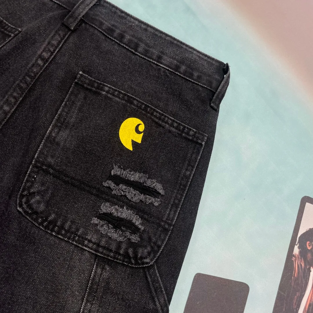 🅿️260 🔘Model No.-KH101 🔘Carhart𝐂𝐀𝐑𝐇𝐀𝐑𝐓𝐓 False Perception T800 Simpson Graffiti Overalls* Carhart is a brand that has always been famous for high-quality workwear. These pants are both fashionable and practical. Its cut is streamlined and streamlined, allowing it to move flexibly with your body, making it super comfortable for daily jumping or sports. The Simpsons graffiti pattern on the pants is so eye-catching, the color is bright and individual, and the words "False Perception" are also written on it, which is full of trendy attitude. The hole and patch design add to the street feel and retro charm. The straight version doesn't pick on leg shape, looks good on any figure, and can be easily worn by both men and women. The craftsmanship is also superb. The fabrics are strong and durable, durable and wearable, and they are functional, beautiful and durable. Wear it with a simple shirt for business occasions and you will instantly look smart and professional; wear it with a loose T-shirt and sneakers for travel, which is comfortable and fashionable; wear it with a personalized top and sneakers for casual gatherings, and you will be the most handsome guy in your circle of friends! The matching suggestions are as follows: Street fashion style: Wear a black or white loose fashion brand sweatshirt on the upper body, such as one with iconic logos like Stüssy and Palace. Wear a black baseball cap, a pair of AJ1 high-top sneakers, carry a small cross-body bag, and walk on the street, and you will definitely turn heads. Casual everyday style: wear a solid-color short-sleeved T-shirt inside, and a denim jacket or a workwear-style jacket outside, such as Carhartt WIP’s own jacket. Wearing a pair of Converse low-top canvas shoes is relaxed and comfortable, perfect for daily outings and shopping. Cool functional style: Wear a black functional style jacket with a pair of black tactical boots, such as Dr. Martens boots. Pair it with some metallic accessories, such as necklaces and bracelets, and you can instantly transform into a cool and handsome person. You can definitely become the center of attention when you go to music festivals or participate in trendy events.  Size: S M L XL XXL (28.30.32.34.36) Color: Black