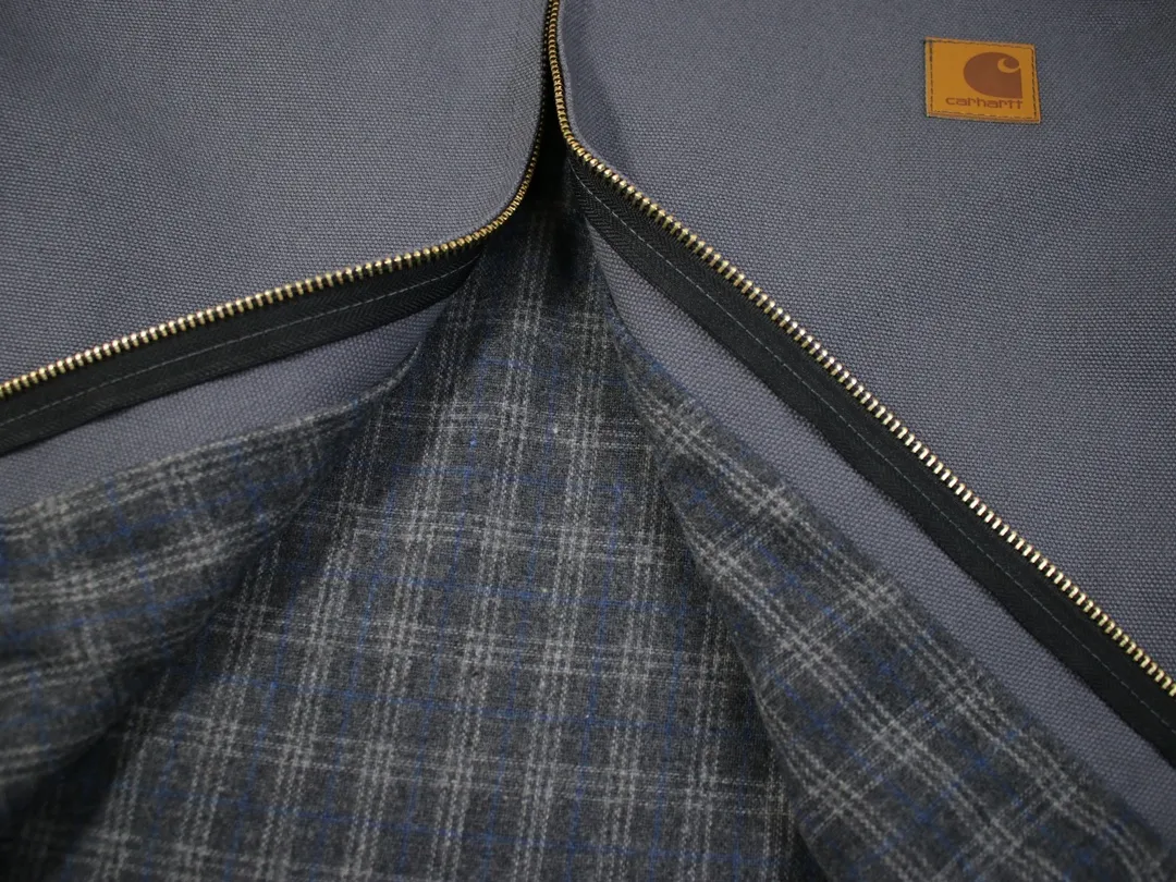 🅿️410 American CARHARTT-Carhart J97 washed and distressed heavy-duty Detroit jacket, vintage work canvas jacket, multi-pocket zipper lapel work jacket, hot-selling item on the platform, daily sales of 200➕ Carhart, an American brand with a history of 130 years, is known for its excellent manufacturing quality Catat is famous for its comfortable and durable high-quality workwear. It is one of the hottest workwear brands in recent times. Its classic status in the hearts of many American workwear players is indescribable. The variety is indescribable⚠ 16oz composite sand-washed Shumei silk. The whole piece weighs 3 pounds. Customized oil-sealed zippers, wool lining, custom leather label, heavy washing, color registration after fading, custom buttons 28 days!  Kanyewest star Alexander Dwayne "The Rock" Johnson and Tom Hardy have the same upper body with a washed distressed effect. Carhart's old-fashioned jacket has the features of shoulder length, short body, wide and slightly long waist, and an inverted triangle shape when viewed from the back. These are common features of American jackets, which are perfectly presented and infinitely magnified in the Detroit jacket. In terms of fabrics, J97 does not use 120Z native canvas, but uses sand and gravel washed canvas, which ensures wear resistance while also increasing softness and comfort. The collar does not use corduroy like J001, but uses sand and gravel washed canvas that is consistent with the main body, but the comfort is no worse than that of corduroy. The LOGO on the chest uses a dark brown PU leather square "leather label" instead of the white background "yellow moon" LOGO cloth label like J011. Color: Moss Green, Taro Gray, Petrol Blue Size: M-XXL Length: 67 69 71 73 Bust: 130 134 138 142 Shoulder Width: 55 56 57 58 Sleeve Length: 62 63 64 65