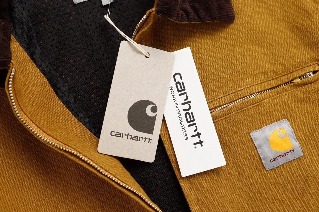 🅿️350 Carhartt Wip Carhartt classic Detroit zipper jacket couple casual workwear jacket 1️⃣The fabric is made of new environmentally friendly twill fabric. The light wash feels and the color will look better with time. It is a very high-quality fabric! 2️⃣The workmanship details are perfectly controlled, the classic logo is embroidered on the chest, the corduroy lapel highlights the unique style, the customized gold zipper, and the gold buttons all have logos that become more unique as they wear out with use! 3️⃣ Suitable for daily wear and can be worn in various styles. It is a very versatile jacket for men and women!  Color: black, yellow, purple Size: S, M, L, XL