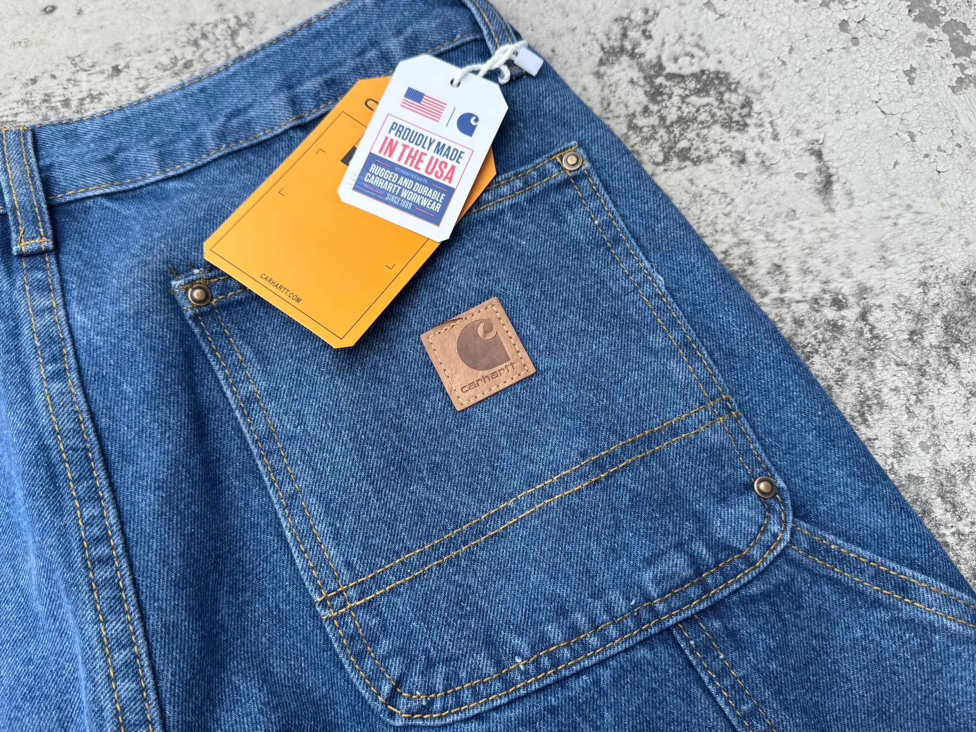 🅿️250 K019 Carhartt WIP Japanese style work style jeans with customized original logo buckle, YKK zipper fly, smooth and easy to pull! Many locations are reinforced with tacks, and the workmanship is solid! The overall tailoring adopts three-dimensional structure tailoring! Ergonomically designed, more flexible when wearing! The cut is streamlined and streamlined, allowing you to move flexibly with your body! Integrates functionality, beauty and durability! Suitable for business, travel, leisure and many other occasions! Straight version Color: dark blue Size: S-XXL