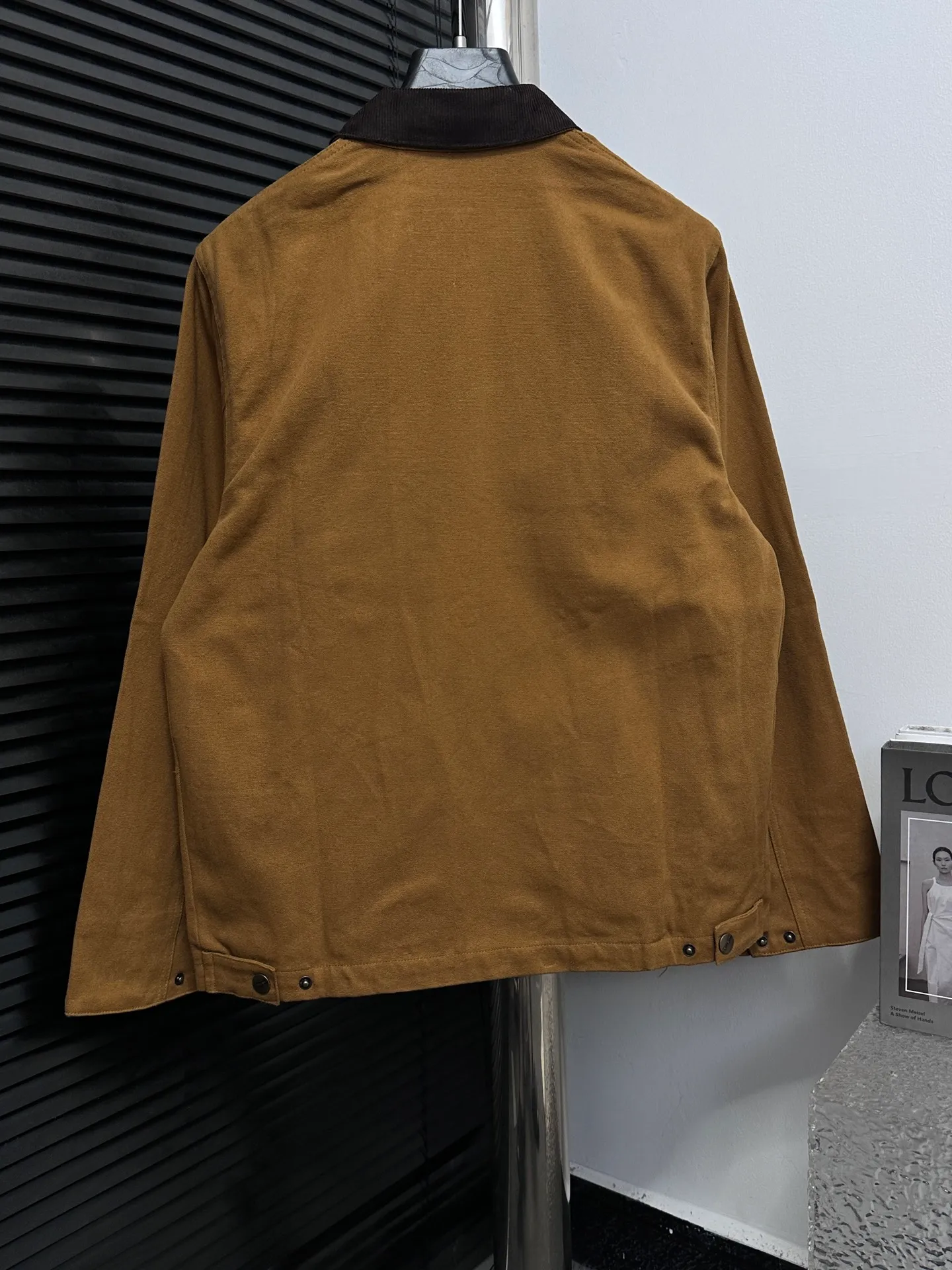 🅿️340 [Carhartt Wip] Carhartt Detroit zipper casual workwear for couples. The fabric is made of new environmentally friendly twill fabric. The light wash feels and the color will look better with time. It is a very high-quality fabric!  The workmanship details are perfectly controlled, the classic logo is embroidered on the chest, the corduroy lapel highlights the unique style, the custom gold zipper, and the gold buttons all have the logo and become more unique as they wear out with use! Suitable for daily wear, suitable for all styles, same style for men and women. Sizes: S-XL