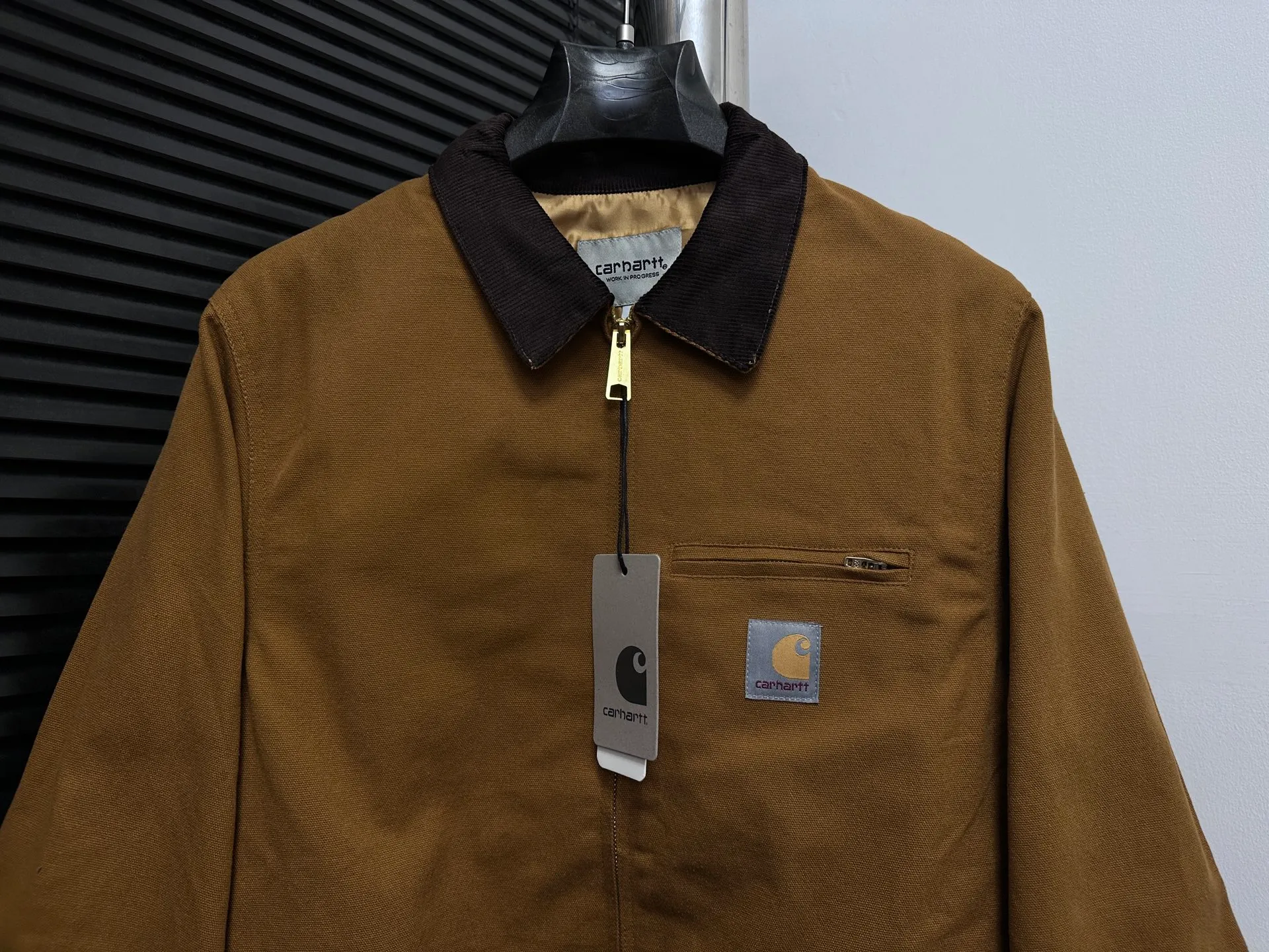 🅿️340 [Carhartt Wip] Carhartt Detroit zipper casual workwear for couples. The fabric is made of new environmentally friendly twill fabric. The light wash feels and the color will look better with time. It is a very high-quality fabric!  The workmanship details are perfectly controlled, the classic logo is embroidered on the chest, the corduroy lapel highlights the unique style, the custom gold zipper, and the gold buttons all have the logo and become more unique as they wear out with use! Suitable for daily wear, suitable for all styles, same style for men and women. Sizes: S-XL