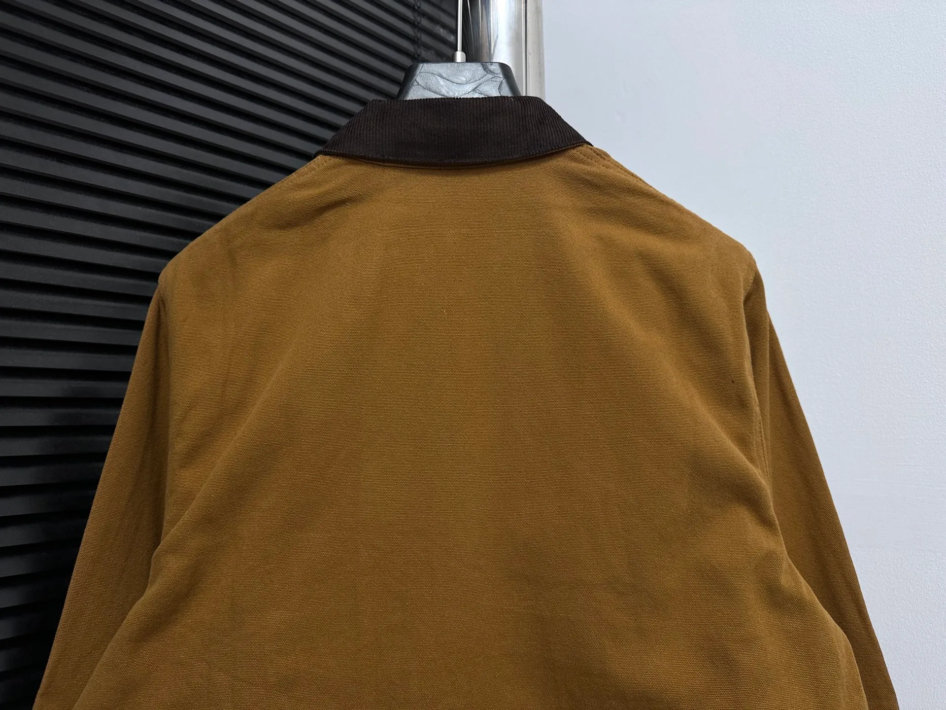 🅿️340 [Carhartt Wip] Carhartt Detroit zipper casual workwear for couples. The fabric is made of new environmentally friendly twill fabric. The light wash feels and the color will look better with time. It is a very high-quality fabric!  The workmanship details are perfectly controlled, the classic logo is embroidered on the chest, the corduroy lapel highlights the unique style, the custom gold zipper, and the gold buttons all have the logo and become more unique as they wear out with use! Suitable for daily wear, suitable for all styles, same style for men and women. Sizes: S-XL