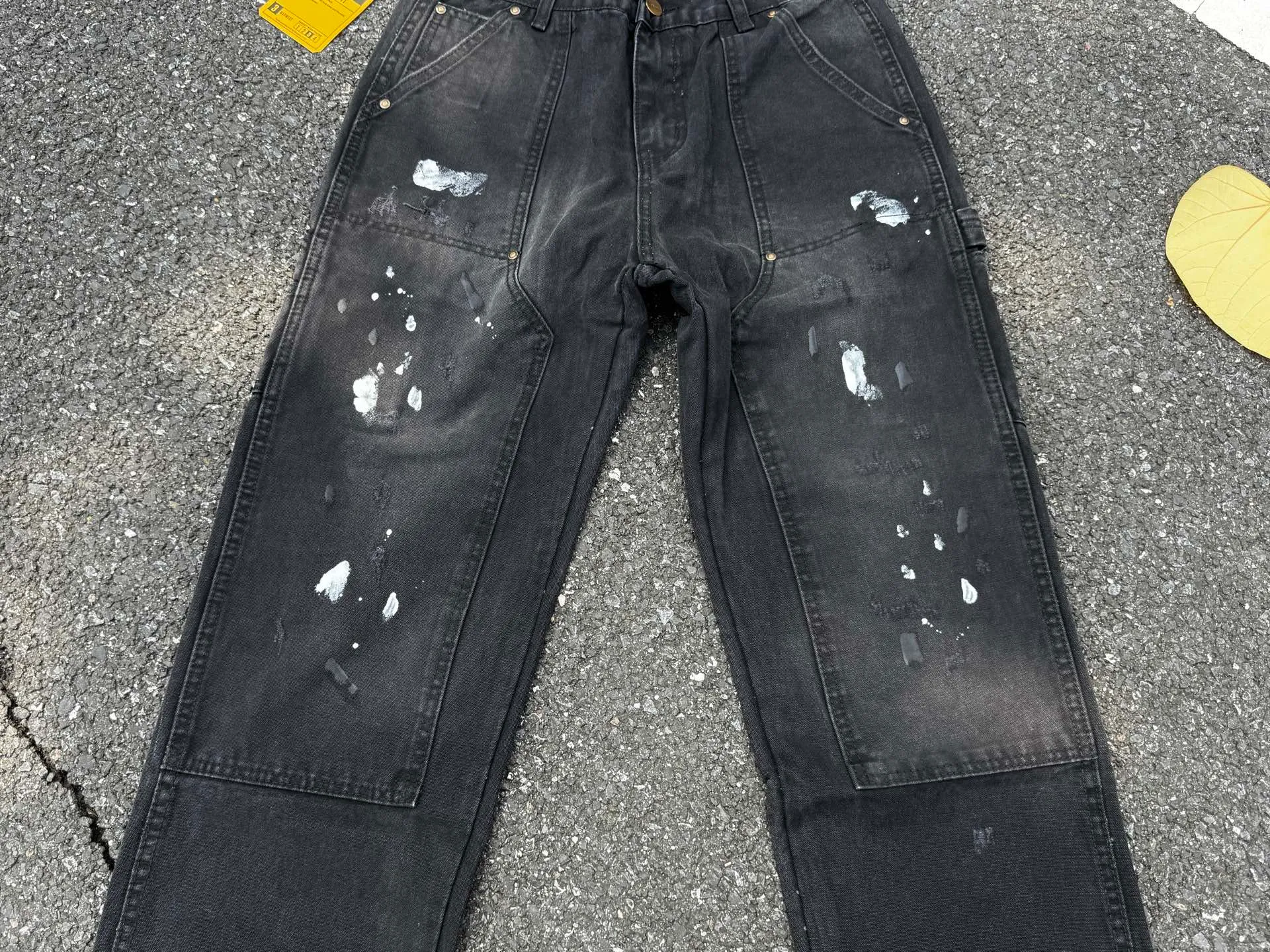 🅿️270 KH1 top vtg Carhartt WIP Carhartt vintage splashed ink holes distressed retro lumberjack Japanese work style jeans Accessories: Customized original logo buckle, including the inner top bracket is also compared to the original with logo hole nails, YKK zipper fly, smooth and easy to pull! Many locations are reinforced with tacks, and the workmanship is solid!  Fabric: The table is made of original authentic custom-made imported fabrics, and the overall tailoring adopts three-dimensional structure tailoring! Ergonomically designed, more flexible when wearing! The cut is streamlined and streamlined, allowing you to move flexibly with your body! Integrates functionality, beauty and durability! Suitable for business, travel, leisure and many other occasions! Straight version Color: splash black Code number: 28 30 32 34 36