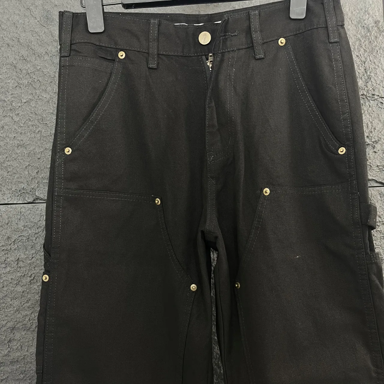 🅿️260!  Carhartt WIP original order!  Style number: HT015 🔥New! Carhartt WIP Carhartt 24SS American retro loose heavyweight washed logging workwear jeans bring the fashion essence of the 1980s into reality.  Three-dimensional tailoring + workwear splicing, niche yet high-end, with careful attention hidden in every detail, simple but never ordinary.  Customized fabric dyed in the same vat, the upper body is soft, breathable and not stuffy, and is super friendly to sensitive skin. The straight version is not flattering on your body shape, and is super cool for both boys and girls. It can be paired with T-shirts, shirts, small leather shoes, Martin boots... You can't go wrong with any combination. It is an absolute wardrobe C-position!  ✅Ergonomic, stretch freely without restraint, and walk with a cool breeze. ✅The tailoring is smooth and fits the body curve, and it will not lose shape no matter how big the movements are. ✅It combines practicality, appearance and durability, and can be used for business, travel, and daily leisure. ✅Hang tag, collar label, and washed wheat, all three labels are complete, and the quality is visible. ⚫Color: classic black, always top-notch fashion. 📏Size: S - XXL (corresponding to sizes 28 - 36)