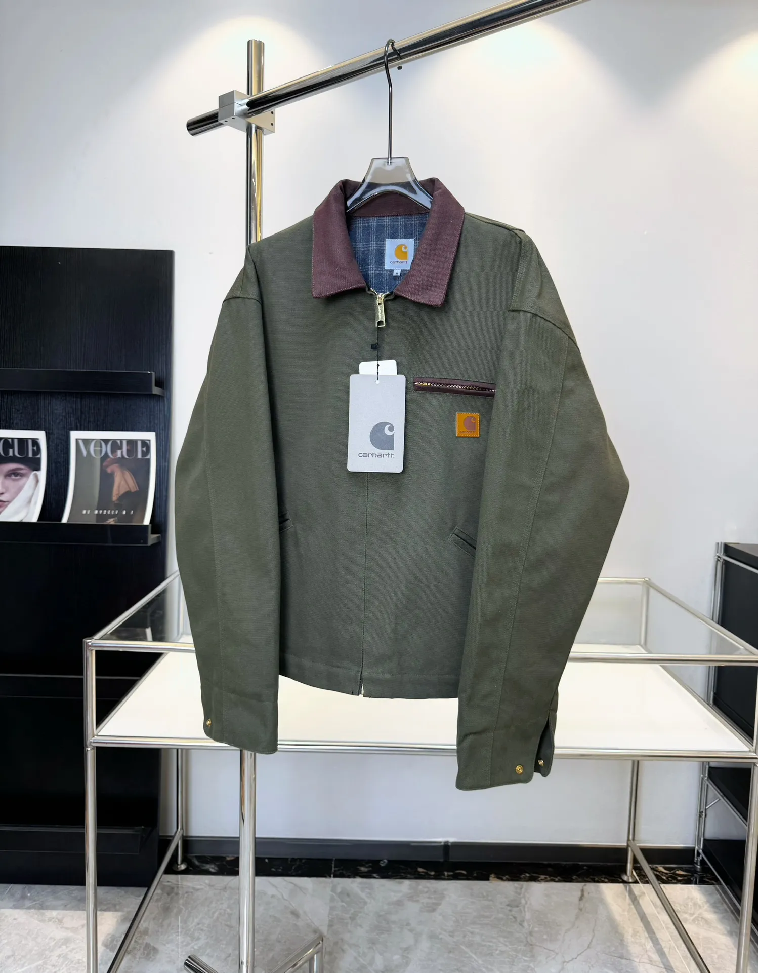 🅿️410 American CARHARTT-Carhart J97 washed and distressed heavy-duty Detroit jacket, vintage work canvas jacket, multi-pocket zipper lapel work jacket, hot-selling item on the platform, daily sales of 200➕ Carhart, an American brand with a history of 130 years, is known for its excellent manufacturing quality Catat is famous for its comfortable and durable high-quality workwear. It is one of the hottest workwear brands in recent times. Its classic status in the hearts of many American workwear players is indescribable. The variety is indescribable⚠ 16oz composite sand-washed Shumei silk. The whole piece weighs 3 pounds. Customized oil-sealed zippers, wool lining, custom leather label, heavy washing, color registration after fading, custom buttons 28 days!  Kanyewest star Alexander Dwayne "The Rock" Johnson and Tom Hardy have the same upper body with a washed distressed effect. Carhart's old-fashioned jacket has the features of shoulder length, short body, wide and slightly long waist, and an inverted triangle shape when viewed from the back. These are common features of American jackets, which are perfectly presented and infinitely magnified in the Detroit jacket. In terms of fabrics, J97 does not use 120Z native canvas, but uses sand and gravel washed canvas, which ensures wear resistance while also increasing softness and comfort. The collar does not use corduroy like J001, but uses sand and gravel washed canvas that is consistent with the main body, but the comfort is no worse than that of corduroy. The LOGO on the chest uses a dark brown PU leather square "leather label" instead of the white background "yellow moon" LOGO cloth label like J011. Color: Petrol Blue Size: M-XXL