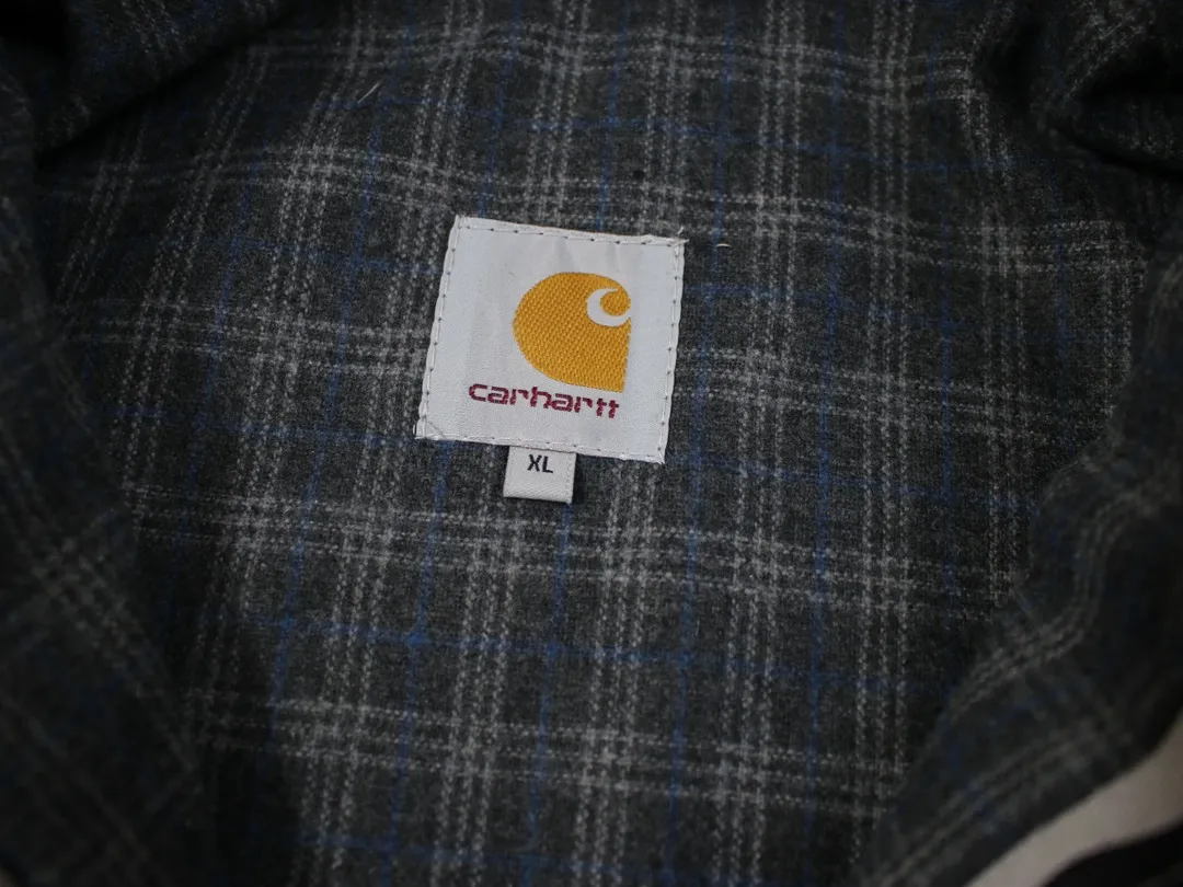 🅿️410 American CARHARTT-Carhart J97 washed and distressed heavy-duty Detroit jacket, vintage work canvas jacket, multi-pocket zipper lapel work jacket, hot-selling item on the platform, daily sales of 200➕ Carhart, an American brand with a history of 130 years, is known for its excellent manufacturing quality Catat is famous for its comfortable and durable high-quality workwear. It is one of the hottest workwear brands in recent times. Its classic status in the hearts of many American workwear players is indescribable. The variety is indescribable⚠ 16oz composite sand-washed Shumei silk. The whole piece weighs 3 pounds. Customized oil-sealed zippers, wool lining, custom leather label, heavy washing, color registration after fading, custom buttons 28 days!  Kanyewest star Alexander Dwayne "The Rock" Johnson and Tom Hardy have the same upper body with a washed distressed effect. Carhart's old-fashioned jacket has the features of shoulder length, short body, wide and slightly long waist, and an inverted triangle shape when viewed from the back. These are common features of American jackets, which are perfectly presented and infinitely magnified in the Detroit jacket. In terms of fabrics, J97 does not use 120Z native canvas, but uses sand and gravel washed canvas, which ensures wear resistance while also increasing softness and comfort. The collar does not use corduroy like J001, but uses sand and gravel washed canvas that is consistent with the main body, but the comfort is no worse than that of corduroy. The LOGO on the chest uses a dark brown PU leather square "leather label" instead of the white background "yellow moon" LOGO cloth label like J011. Color: Moss Green, Taro Gray, Petrol Blue Size: M-XXL Length: 67 69 71 73 Bust: 130 134 138 142 Shoulder Width: 55 56 57 58 Sleeve Length: 62 63 64 65