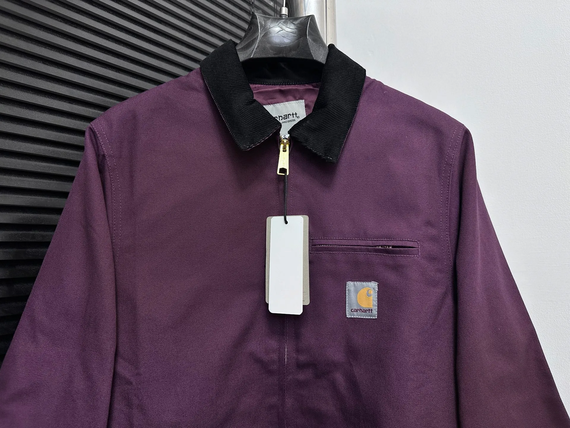 🅿️340 [Carhartt Wip] Carhartt Detroit zipper casual workwear for couples. The fabric is made of new environmentally friendly twill fabric. The light wash feels and the color will look better with time. It is a very high-quality fabric!  The workmanship details are perfectly controlled, the classic logo is embroidered on the chest, the corduroy lapel highlights the unique style, the custom gold zipper, and the gold buttons all have the logo and become more unique as they wear out with use! Suitable for daily wear, suitable for all styles, same style for men and women. Sizes: S-XL