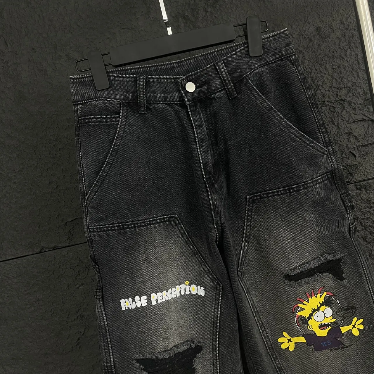 🅿️270 Top Style Number: CT111 Carhartt’s False Perception T800 Simpson graffiti overalls!  The streamlined and streamlined tailoring can move flexibly with the body, providing maximum comfort. Perfectly integrating functionality, beauty and durability, it is perfect for business occasions, travel or leisure time. The straight silhouette is classic and versatile. It doesn't matter your body shape and can be worn with any combination to look fashionable. It can be easily worn by both men and women.  The Simpsons graffiti elements on the pants are full of personality and add a lot of fun and fashion to the overall look.  🔘Color: Calm black, a versatile color that can never go wrong 🔘Size: S, M, L, XL, XXL, corresponding to sizes 28, 30, 32, 34, 36, ready stock