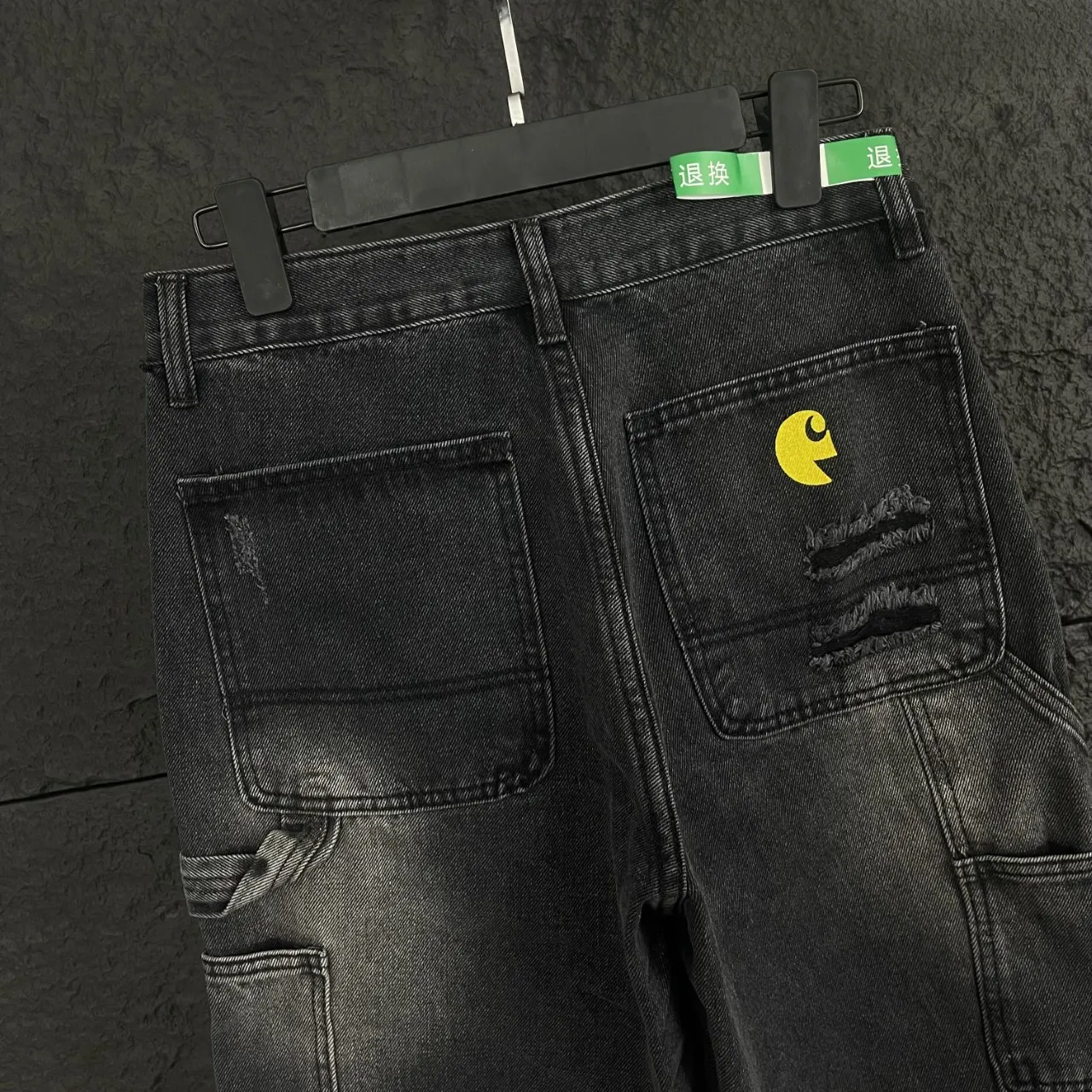 🅿️270 Top Style Number: CT111 Carhartt’s False Perception T800 Simpson graffiti overalls!  The streamlined and streamlined tailoring can move flexibly with the body, providing maximum comfort. Perfectly integrating functionality, beauty and durability, it is perfect for business occasions, travel or leisure time. The straight silhouette is classic and versatile. It doesn't matter your body shape and can be worn with any combination to look fashionable. It can be easily worn by both men and women.  The Simpsons graffiti elements on the pants are full of personality and add a lot of fun and fashion to the overall look.  🔘Color: Calm black, a versatile color that can never go wrong 🔘Size: S, M, L, XL, XXL, corresponding to sizes 28, 30, 32, 34, 36, ready stock