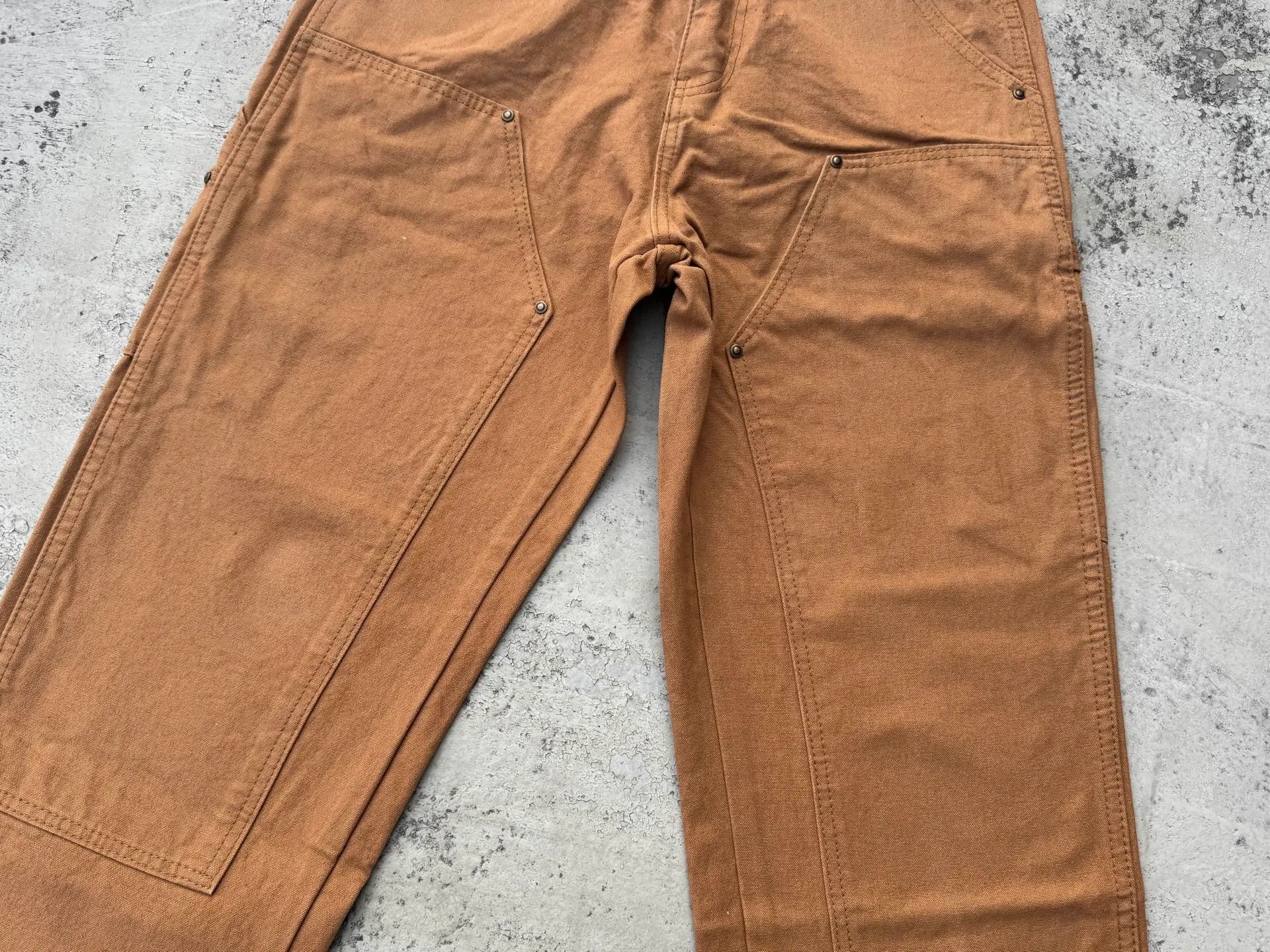 🅿️250 K020 Carhartt WIP Japanese style work style jeans with customized original logo buckle, YKK zipper fly, smooth and easy to pull! Many locations are reinforced with tacks, and the workmanship is solid! The overall tailoring adopts three-dimensional structure tailoring! Ergonomically designed, more flexible when wearing! The cut is streamlined and streamlined, allowing you to move flexibly with your body! Integrates functionality, beauty and durability! Suitable for business, travel, leisure and many other occasions! Straight version Color: Khaki Size: S-XXL (28 30 32 34 36)