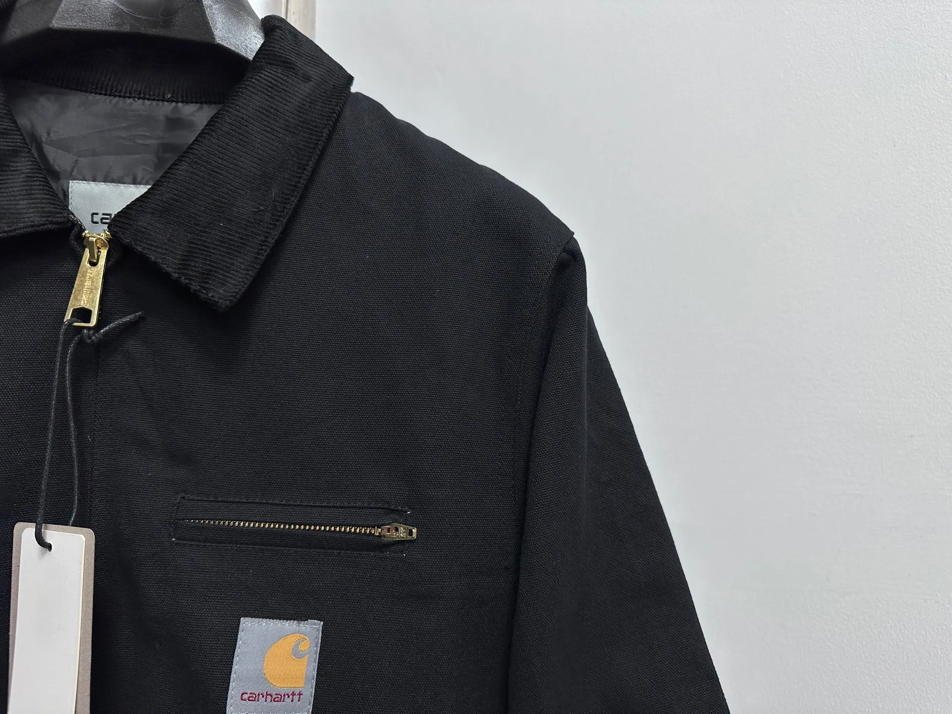 🅿️352 [Carhartt Wip] Carhartt Detroit zipper casual workwear for couples. The fabric is made of new environmentally friendly twill fabric. The light wash feels and the color will look better with time. It is a very high-quality fabric!  The workmanship details are perfectly controlled, the classic logo is embroidered on the chest, the corduroy lapel highlights the unique style, the custom gold zipper, and the gold buttons all have the logo and become more unique as they wear out with use! Suitable for daily wear, suitable for all styles, same style for men and women. Sizes: S-XL