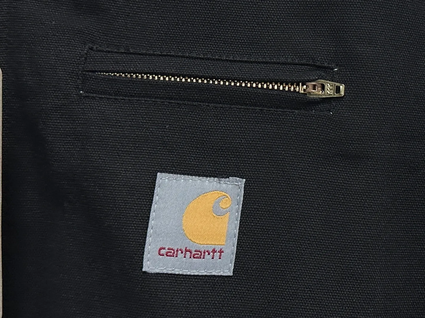 🅿️352 [Carhartt Wip] Carhartt Detroit zipper casual workwear for couples. The fabric is made of new environmentally friendly twill fabric. The light wash feels and the color will look better with time. It is a very high-quality fabric!  The workmanship details are perfectly controlled, the classic logo is embroidered on the chest, the corduroy lapel highlights the unique style, the custom gold zipper, and the gold buttons all have the logo and become more unique as they wear out with use! Suitable for daily wear, suitable for all styles, same style for men and women. Sizes: S-XL