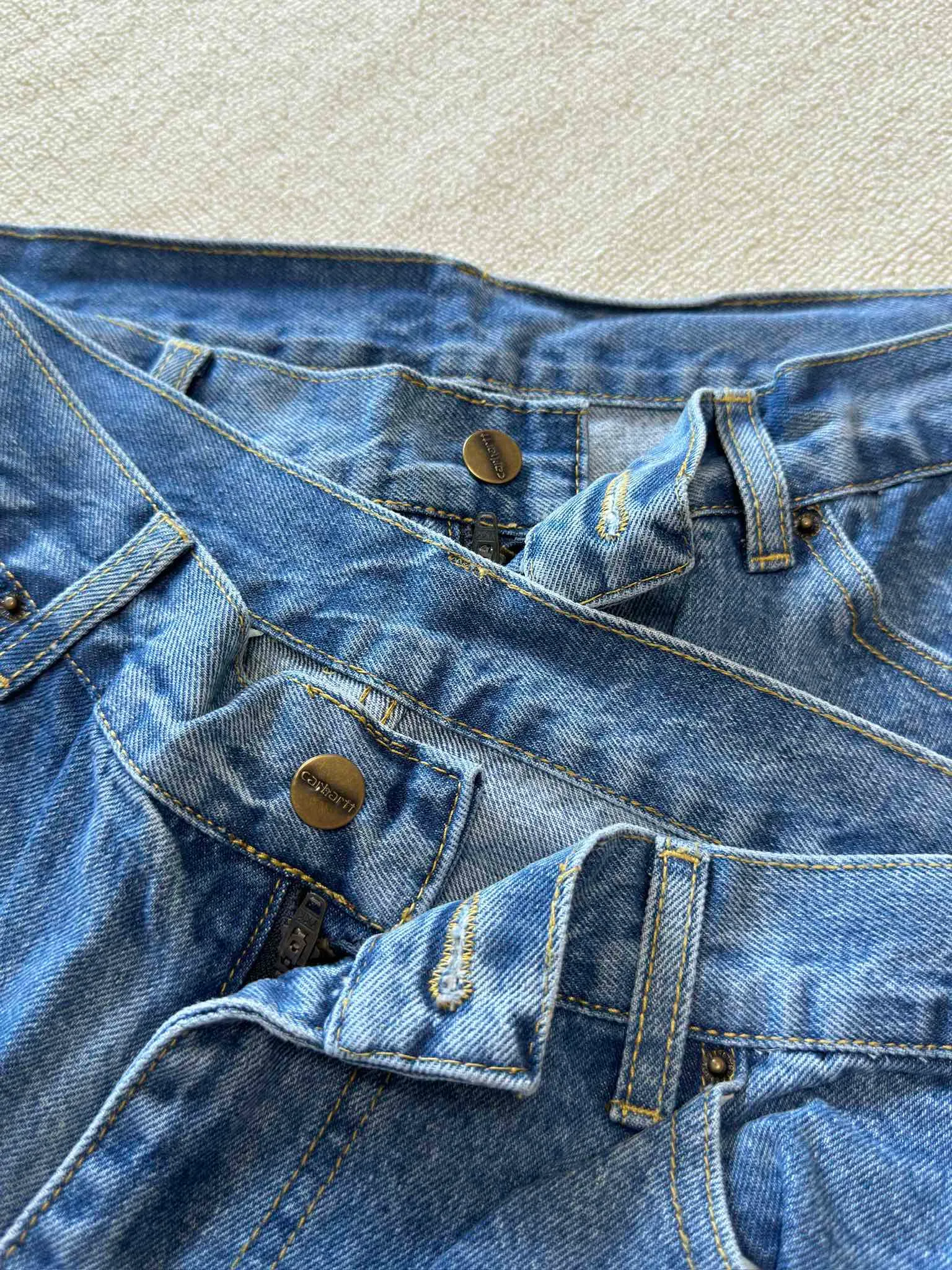 🅿️230 444 Carhartt WIP American B17 loose heavyweight denim washed micro-taper work jeans, customized original logo buckle, YKK zipper fly, smooth and easy to pull! Many locations are reinforced with tacks, and the workmanship is solid! The overall tailoring adopts three-dimensional structure tailoring! Ergonomically designed, more flexible when wearing! The cut is streamlined and streamlined, allowing you to move flexibly with your body! Integrates functionality, beauty and durability! Suitable for business, travel, leisure and many other occasions! Straight fit Color: Blue Size: S-XXL