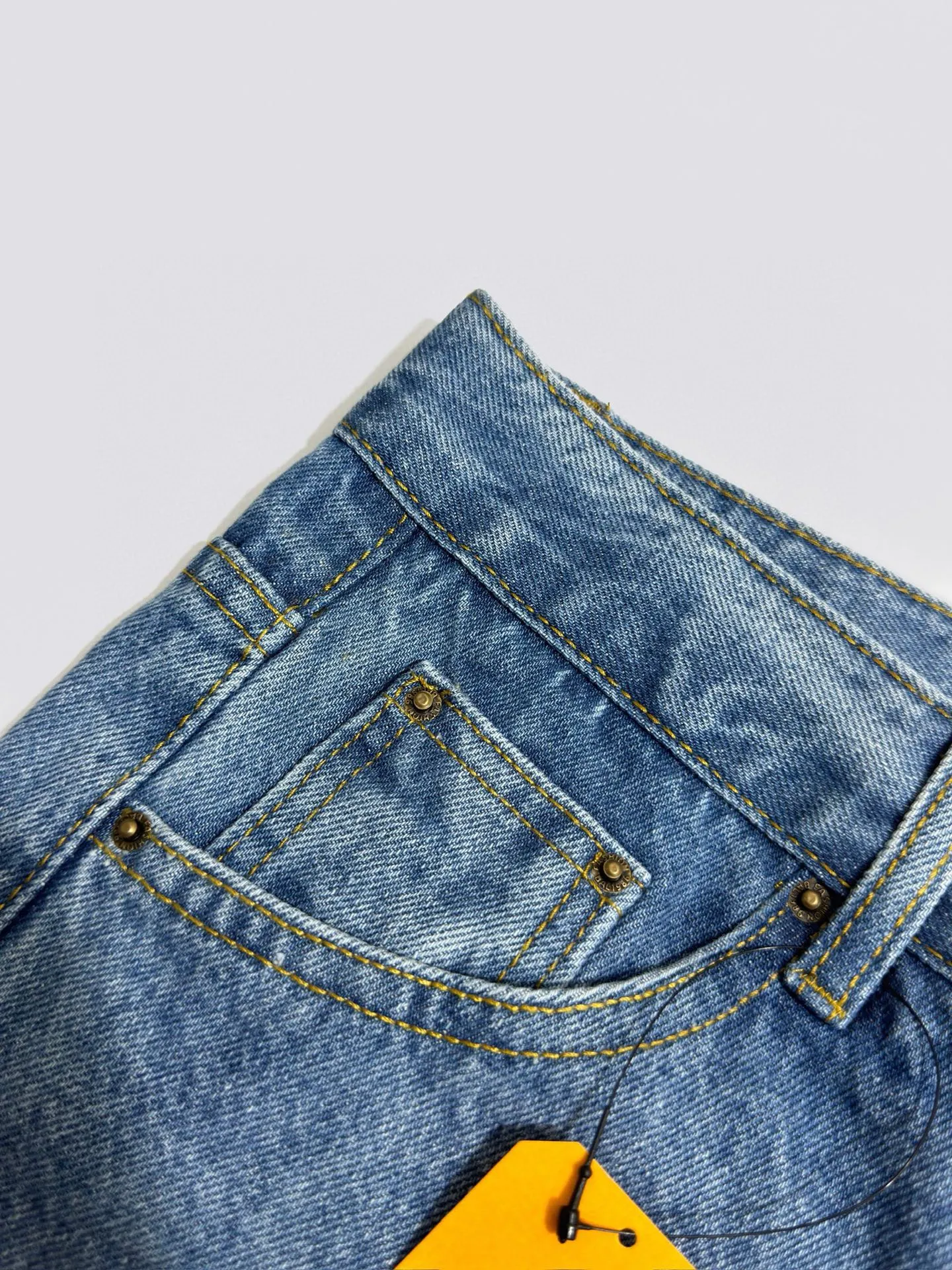 🅿️230 444 Carhartt WIP American B17 loose heavyweight denim washed micro-taper work jeans, customized original logo buckle, YKK zipper fly, smooth and easy to pull! Many locations are reinforced with tacks, and the workmanship is solid! The overall tailoring adopts three-dimensional structure tailoring! Ergonomically designed, more flexible when wearing! The cut is streamlined and streamlined, allowing you to move flexibly with your body! Integrates functionality, beauty and durability! Suitable for business, travel, leisure and many other occasions! Straight fit Color: Blue Size: S-XXL