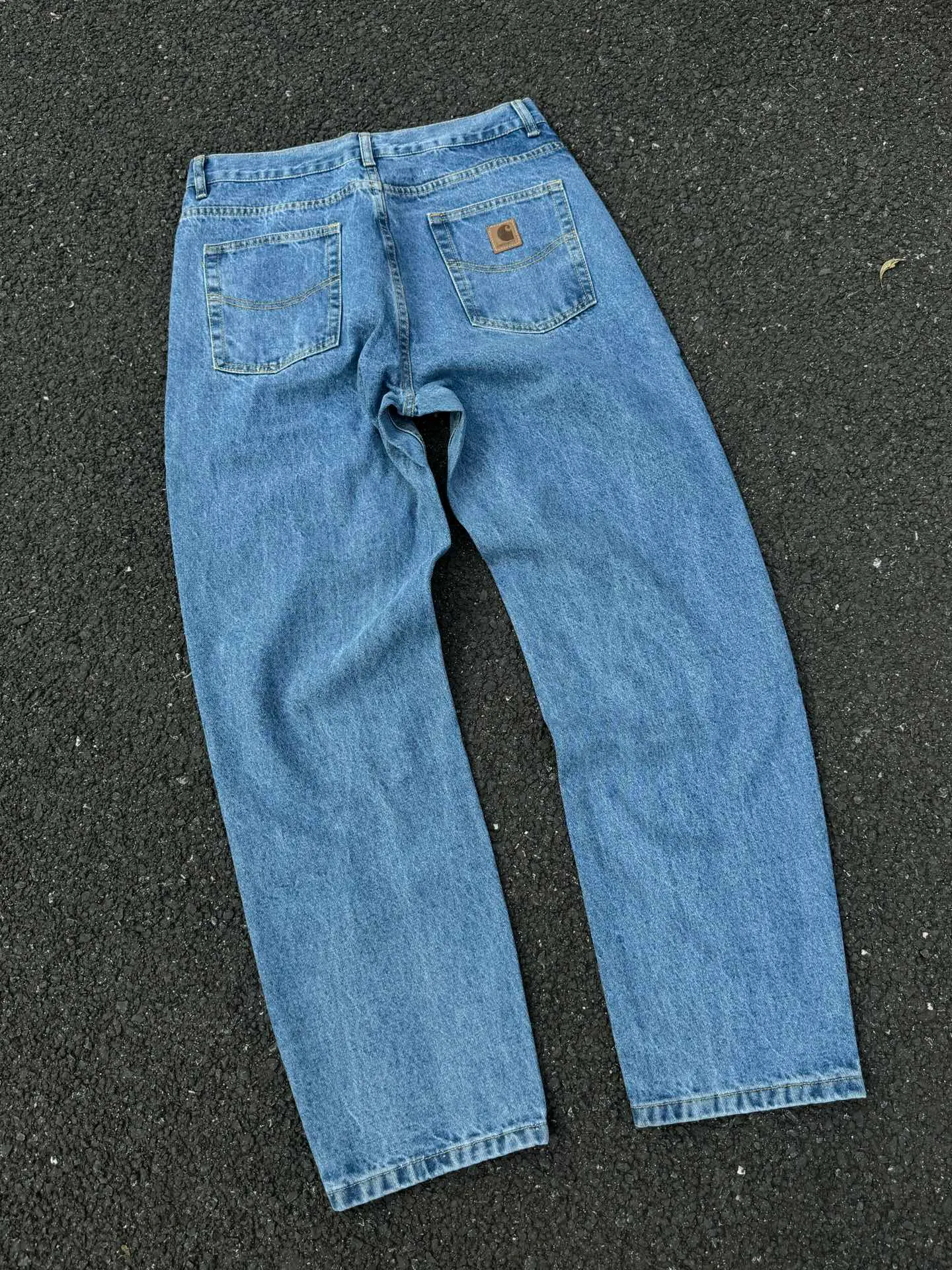 🅿️230 444 Carhartt WIP American B17 loose heavyweight denim washed micro-taper work jeans, customized original logo buckle, YKK zipper fly, smooth and easy to pull! Many locations are reinforced with tacks, and the workmanship is solid! The overall tailoring adopts three-dimensional structure tailoring! Ergonomically designed, more flexible when wearing! The cut is streamlined and streamlined, allowing you to move flexibly with your body! Integrates functionality, beauty and durability! Suitable for business, travel, leisure and many other occasions! Straight fit Color: Blue Size: S-XXL