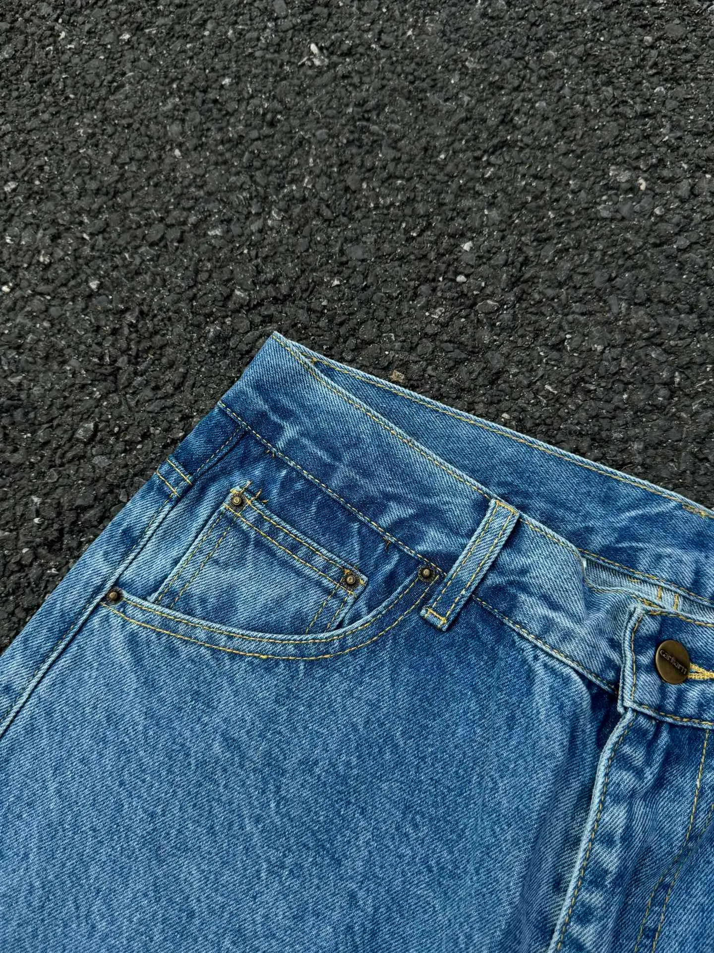 🅿️230 444 Carhartt WIP American B17 loose heavyweight denim washed micro-taper work jeans, customized original logo buckle, YKK zipper fly, smooth and easy to pull! Many locations are reinforced with tacks, and the workmanship is solid! The overall tailoring adopts three-dimensional structure tailoring! Ergonomically designed, more flexible when wearing! The cut is streamlined and streamlined, allowing you to move flexibly with your body! Integrates functionality, beauty and durability! Suitable for business, travel, leisure and many other occasions! Straight fit Color: Blue Size: S-XXL