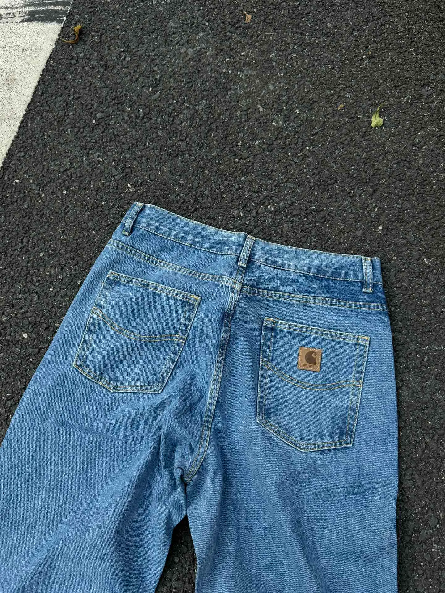 🅿️230 444 Carhartt WIP American B17 loose heavyweight denim washed micro-taper work jeans, customized original logo buckle, YKK zipper fly, smooth and easy to pull! Many locations are reinforced with tacks, and the workmanship is solid! The overall tailoring adopts three-dimensional structure tailoring! Ergonomically designed, more flexible when wearing! The cut is streamlined and streamlined, allowing you to move flexibly with your body! Integrates functionality, beauty and durability! Suitable for business, travel, leisure and many other occasions! Straight fit Color: Blue Size: S-XXL
