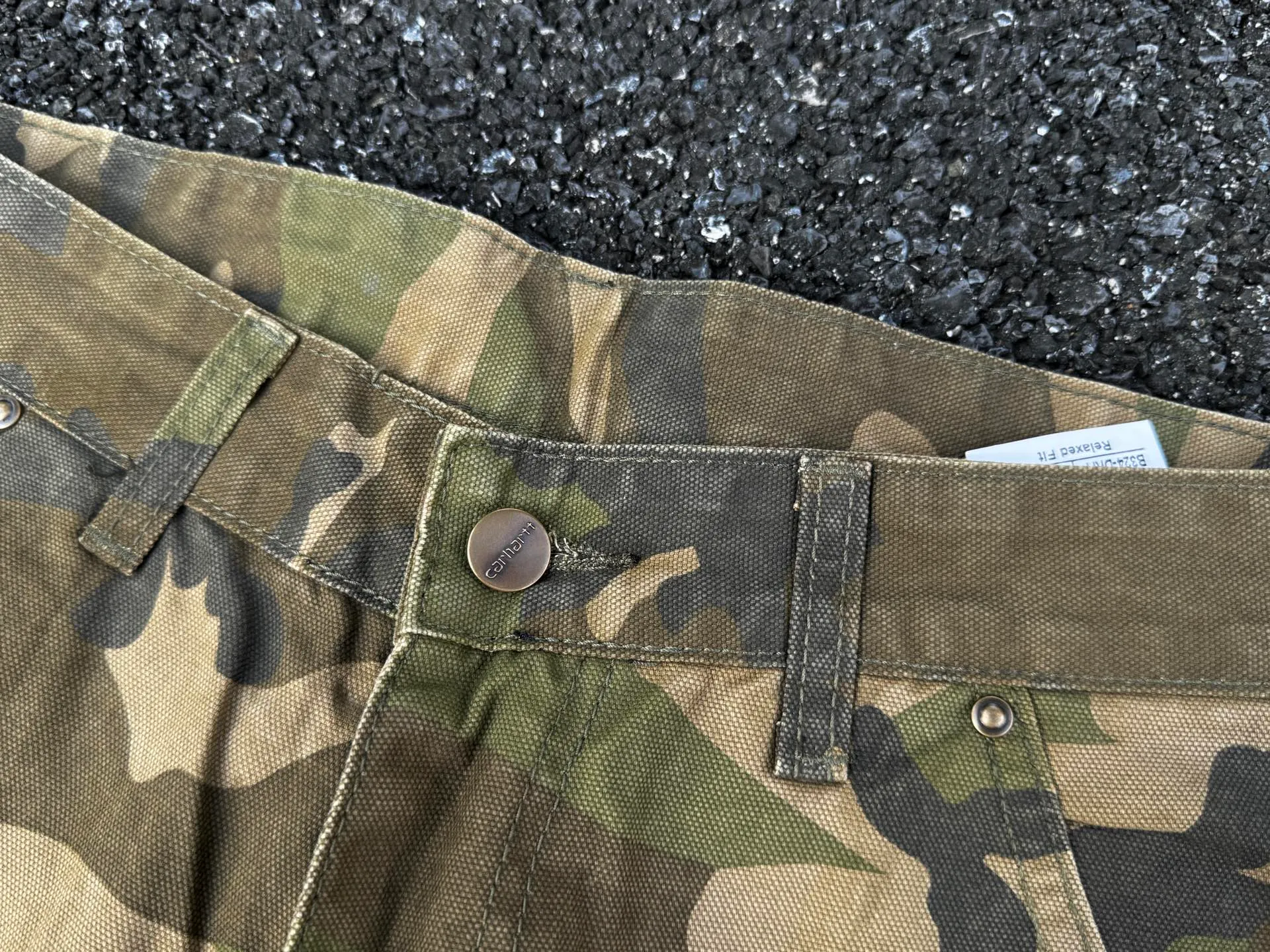 🅿️260 K012 Carhartt WIP camouflage Kaha lumberjack Japanese style work style jeans, customized original logo buckle, YKK zipper fly, smooth and easy to pull! Many locations are reinforced with tacks, and the workmanship is solid! The overall tailoring adopts three-dimensional structure tailoring! Ergonomically designed, more flexible when wearing! The cut is streamlined and streamlined, allowing you to move flexibly with your body! Integrates functionality, beauty and durability! Suitable for business, travel, leisure and many other occasions! Straight version Color: Camouflage Code number: 28 30 32 34 36