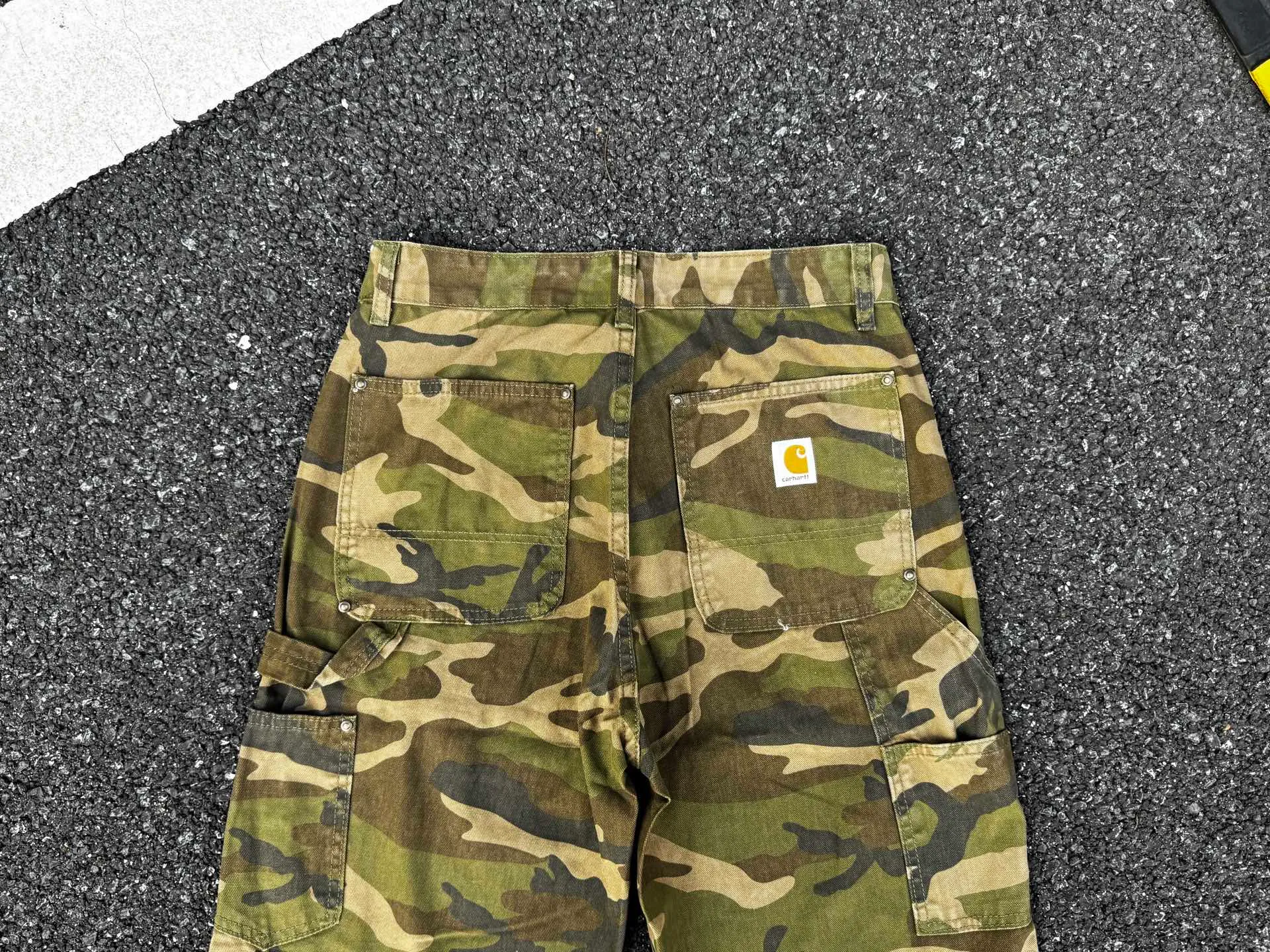 🅿️260 K012 Carhartt WIP camouflage Kaha lumberjack Japanese style work style jeans, customized original logo buckle, YKK zipper fly, smooth and easy to pull! Many locations are reinforced with tacks, and the workmanship is solid! The overall tailoring adopts three-dimensional structure tailoring! Ergonomically designed, more flexible when wearing! The cut is streamlined and streamlined, allowing you to move flexibly with your body! Integrates functionality, beauty and durability! Suitable for business, travel, leisure and many other occasions! Straight version Color: Camouflage Code number: 28 30 32 34 36