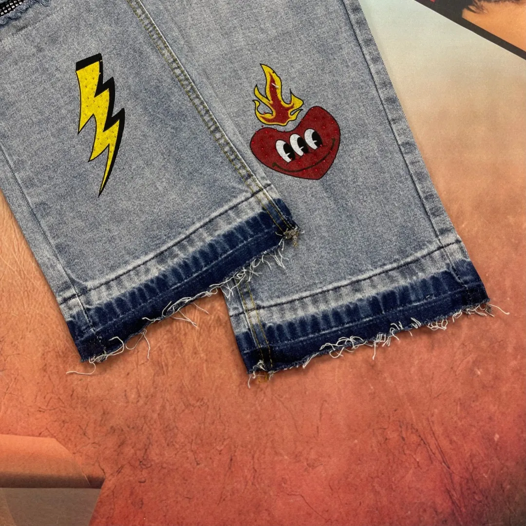 🅿️260 🔘Model No.-KH102 🔘Carhart𝐂𝐀𝐑𝐇𝐀𝐑𝐓𝐓 False Perception T800 Simpson graffiti rhinestone work jeans* Carhart is a brand that has always been famous for high-quality workwear. These pants are both fashionable and practical. Its cut is streamlined and streamlined, allowing it to move flexibly with your body, making it super comfortable for daily jumping or sports. The Simpsons graffiti pattern on the pants is so eye-catching, the color is bright and individual, and the words "False Perception" are also written on it, which is full of trendy attitude. The hole and patch design add to the street feel and retro charm. The straight version doesn't pick on leg shape, looks good on any figure, and can be easily worn by both men and women. The craftsmanship is also superb. The fabrics are strong and durable, durable and wearable, and they are functional, beautiful and durable. Wear it with a simple shirt for business occasions and you will instantly look smart and professional; wear it with a loose T-shirt and sneakers for travel, which is comfortable and fashionable; wear it with a personalized top and sneakers for casual gatherings, and you will be the most handsome guy in your circle of friends! The matching suggestions are as follows: Street fashion style: Wear a black or white loose fashion brand sweatshirt on the upper body, such as one with iconic logos like Stüssy and Palace. Wear a black baseball cap, a pair of AJ1 high-top sneakers, carry a small cross-body bag, and walk on the street, and you will definitely turn heads. Casual everyday style: wear a solid-color short-sleeved T-shirt inside, and a denim jacket or a workwear-style jacket outside, such as Carhartt WIP’s own jacket. Wearing a pair of Converse low-top canvas shoes is relaxed and comfortable, perfect for daily outings and shopping. Cool functional style: Wear a black functional style jacket with a pair of black tactical boots, such as Dr. Martens boots. Pair it with some metallic accessories, such as necklaces and bracelets, and you can instantly transform into a cool and handsome person. You can definitely become the center of attention when you go to music festivals or participate in trendy events.  Size: S M L XL XXL (28.30.32.34.36) Color: Black