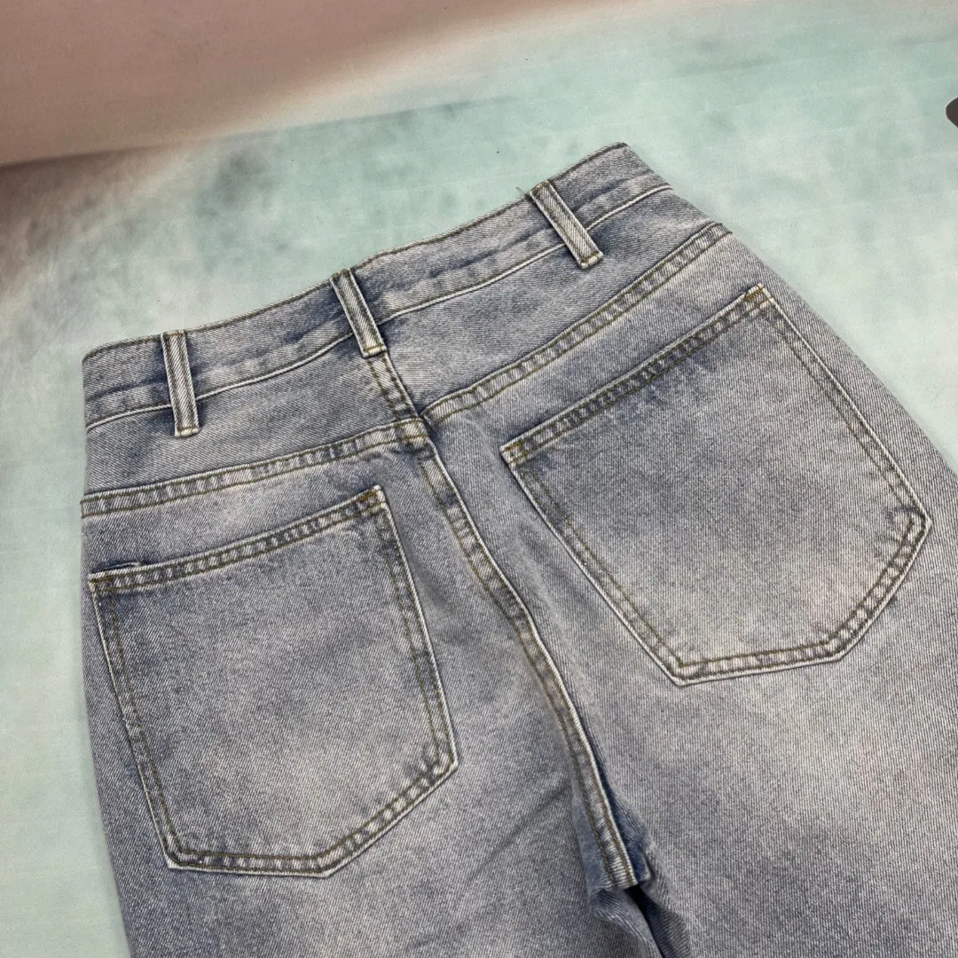 🅿️260 🔘Model No.-KH102 🔘Carhart𝐂𝐀𝐑𝐇𝐀𝐑𝐓𝐓 False Perception T800 Simpson graffiti rhinestone work jeans* Carhart is a brand that has always been famous for high-quality workwear. These pants are both fashionable and practical. Its cut is streamlined and streamlined, allowing it to move flexibly with your body, making it super comfortable for daily jumping or sports. The Simpsons graffiti pattern on the pants is so eye-catching, the color is bright and individual, and the words "False Perception" are also written on it, which is full of trendy attitude. The hole and patch design add to the street feel and retro charm. The straight version doesn't pick on leg shape, looks good on any figure, and can be easily worn by both men and women. The craftsmanship is also superb. The fabrics are strong and durable, durable and wearable, and they are functional, beautiful and durable. Wear it with a simple shirt for business occasions and you will instantly look smart and professional; wear it with a loose T-shirt and sneakers for travel, which is comfortable and fashionable; wear it with a personalized top and sneakers for casual gatherings, and you will be the most handsome guy in your circle of friends! The matching suggestions are as follows: Street fashion style: Wear a black or white loose fashion brand sweatshirt on the upper body, such as one with iconic logos like Stüssy and Palace. Wear a black baseball cap, a pair of AJ1 high-top sneakers, carry a small cross-body bag, and walk on the street, and you will definitely turn heads. Casual everyday style: wear a solid-color short-sleeved T-shirt inside, and a denim jacket or a workwear-style jacket outside, such as Carhartt WIP’s own jacket. Wearing a pair of Converse low-top canvas shoes is relaxed and comfortable, perfect for daily outings and shopping. Cool functional style: Wear a black functional style jacket with a pair of black tactical boots, such as Dr. Martens boots. Pair it with some metallic accessories, such as necklaces and bracelets, and you can instantly transform into a cool and handsome person. You can definitely become the center of attention when you go to music festivals or participate in trendy events.  Size: S M L XL XXL (28.30.32.34.36) Color: Black