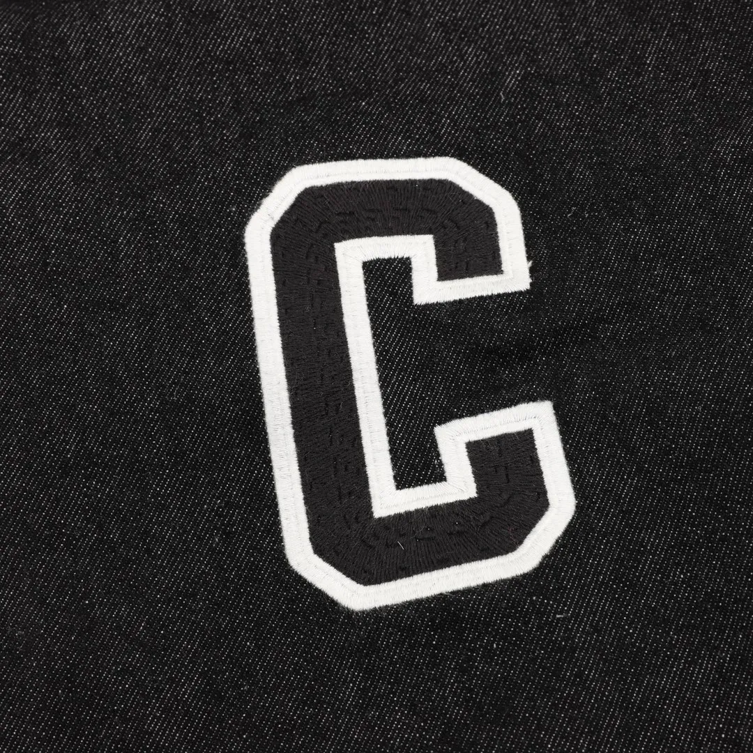 🅿️570 CELINE/CELINE's new hooded cotton jacket with embroidered letters. Custom-made high-quality brand-specific fabrics are developed and produced using original custom-dyed technical fabrics to create a glossy surface. The texture is very delicate and high-end. Large embroidered letters on the chest and back are highly iconic. Imported embroidery machines are used to produce a three-dimensional look and the interior is filled with high-quality velvet. Very warm, comfortable and not bloated. Complete with three-label hangtags. Size: XS-L