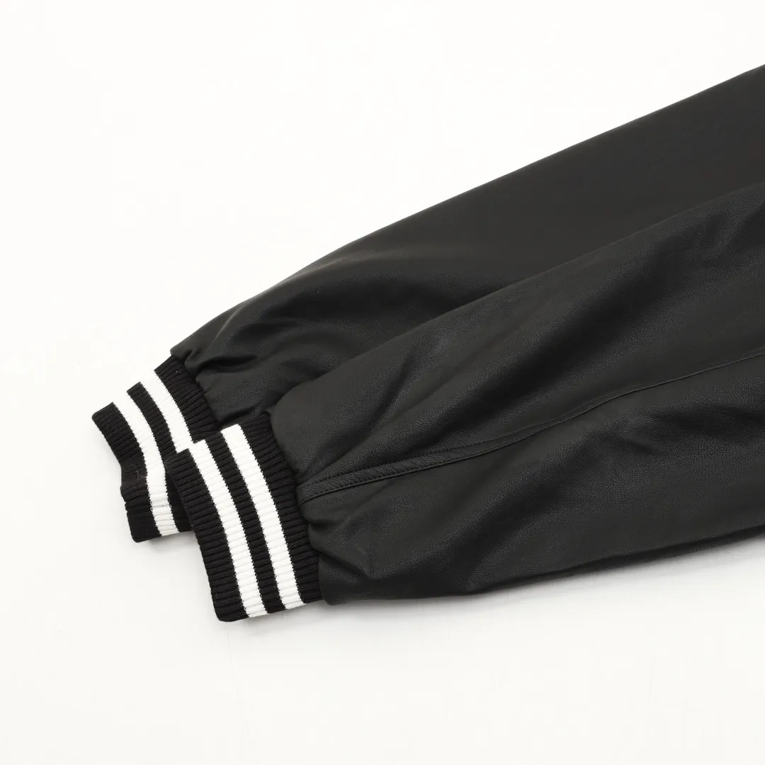 🅿️570 CELINE/CELINE's new hooded cotton jacket with embroidered letters. Custom-made high-quality brand-specific fabrics are developed and produced using original custom-dyed technical fabrics to create a glossy surface. The texture is very delicate and high-end. Large embroidered letters on the chest and back are highly iconic. Imported embroidery machines are used to produce a three-dimensional look and the interior is filled with high-quality velvet. Very warm, comfortable and not bloated. Complete with three-label hangtags. Size: XS-L