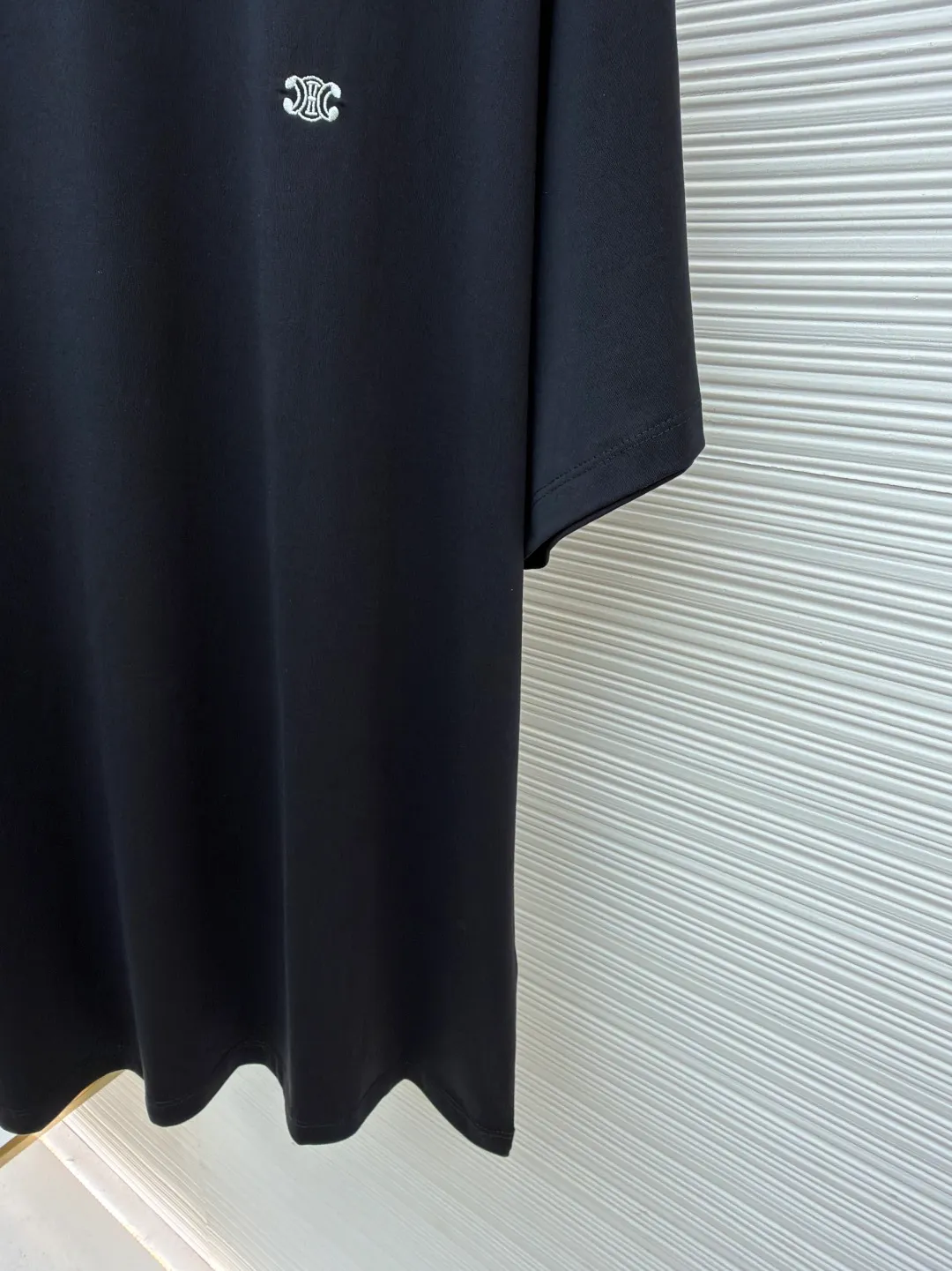Celine Arc de Triomphe short sleeves ●Original version: Purchased and developed for 5100 ●Item number: 1682418-X90 ●Fabric: 40-count double-ply fabric ●Technology: embroidery production ●Color: black ●Version: Fitted version ●Weight: about 215 grams ●Size: S-M-L-XL ●Description: Made of 40-count double-ply fabric, soft to the touch, comfortable and skin-friendly, the iconic Celine Arc de Triomphe logo embellishes the front Simple to the extreme is fashionable. The simplest classic black T-shirt is the most touching. Adopt imported machine embroidery technology, use advanced computer control systems and precision mechanical components to achieve Arc de Triomphe embroidery operations with high precision. The lines are smooth and delicate, and the fabrics have been washed. It has a better hand feel and texture, is not easy to deform, is not easy to shrink, is not easy to fade, and maintains long-term beauty. The overall wiring is straight and delicate, the fabric is comfortable and soft, and the color is consistent without color difference. It can be matched with the same style to create a fashionable look and control various occasions. Customized accessories, complete with three standards, same style for men and women!