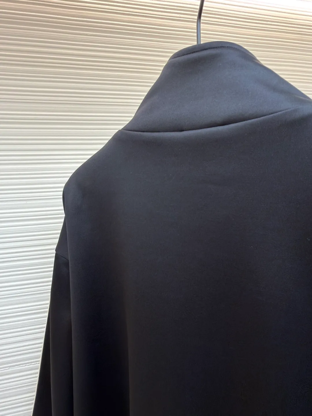 Celine side webbing splicing jacket ●Original version: Purchased and developed by 6909 ●Item number: 1681407-B70 ●Fabric: pure cotton fabric ●Technology: ribbon production ●Color: black ●Version: fitted version ●Weight: about 780 grams ●Size: XS-S-M-L ●Description: This jacket is made of high-quality smooth fabric, with a crisp texture and good drape. The stand-up collar design is equipped with a metal zipper, which is smooth and durable, and easy to open and close. The white stripes on the side of the sleeves are made of precision splicing technology, which naturally connects with the black body, and the lines are straight and smooth. The "CELINE" brand logo on the body is three-dimensional embroidery, the stitching is fine and even, and the brand is highly recognizable. The pockets on both sides are equipped with zippers, which are practical and enhance the overall texture. The rib design on the cuffs and hem has excellent elasticity and fits the body shape. From fabric selection to embroidery, splicing and zipper craftsmanship, every detail demonstrates the brand's strict control over quality, integrating sports style with high-end fashion craftsmanship, with both practicality and fashion. The overall wiring is straight and delicate, the fabric is comfortable and soft, and the color is consistent without color difference. It can be matched with the same style to create a fashionable look and control various occasions. Customized accessories, complete with three standards, same style for men and women!