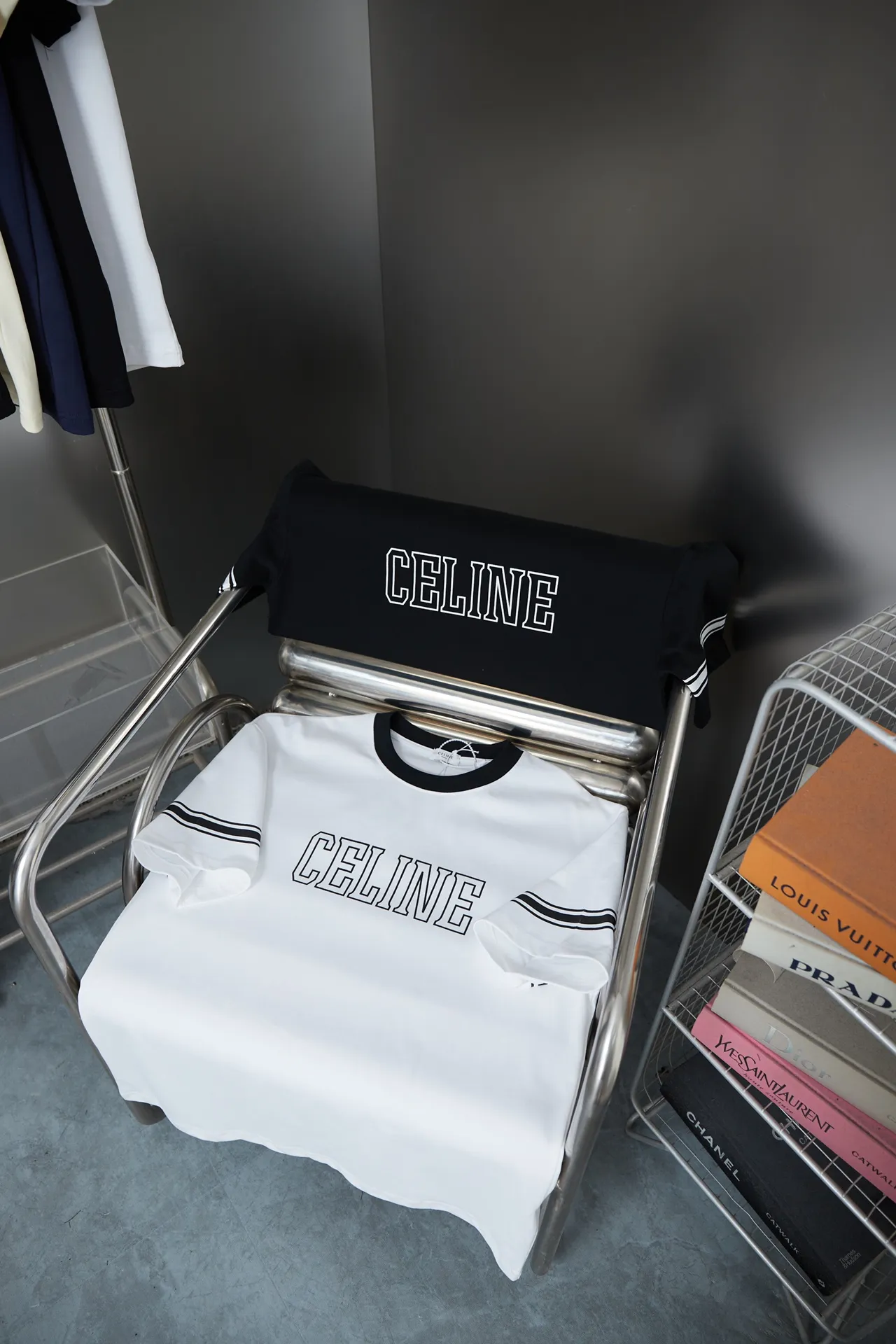 🅿️180 CELIN* 25SS early spring new style, letter printed short sleeves, light luxury, a must-have item for daily commuting for men and women, correct version, welcome to compare, detailed features · 320g 100% pure cotton double yarn jersey fabric · Custom dyed in the same cylinder, special thickened 32 count double-strand 1X1 thread · Classic letter logo printing on the front. Sleeve splicing webbing design. Collar contrasting threads · Double-needle sewing and cross-seam technology · Original main mark, washed tag, brand moisture-proof paper packaging Color: black/white Size: S/M/L/XL