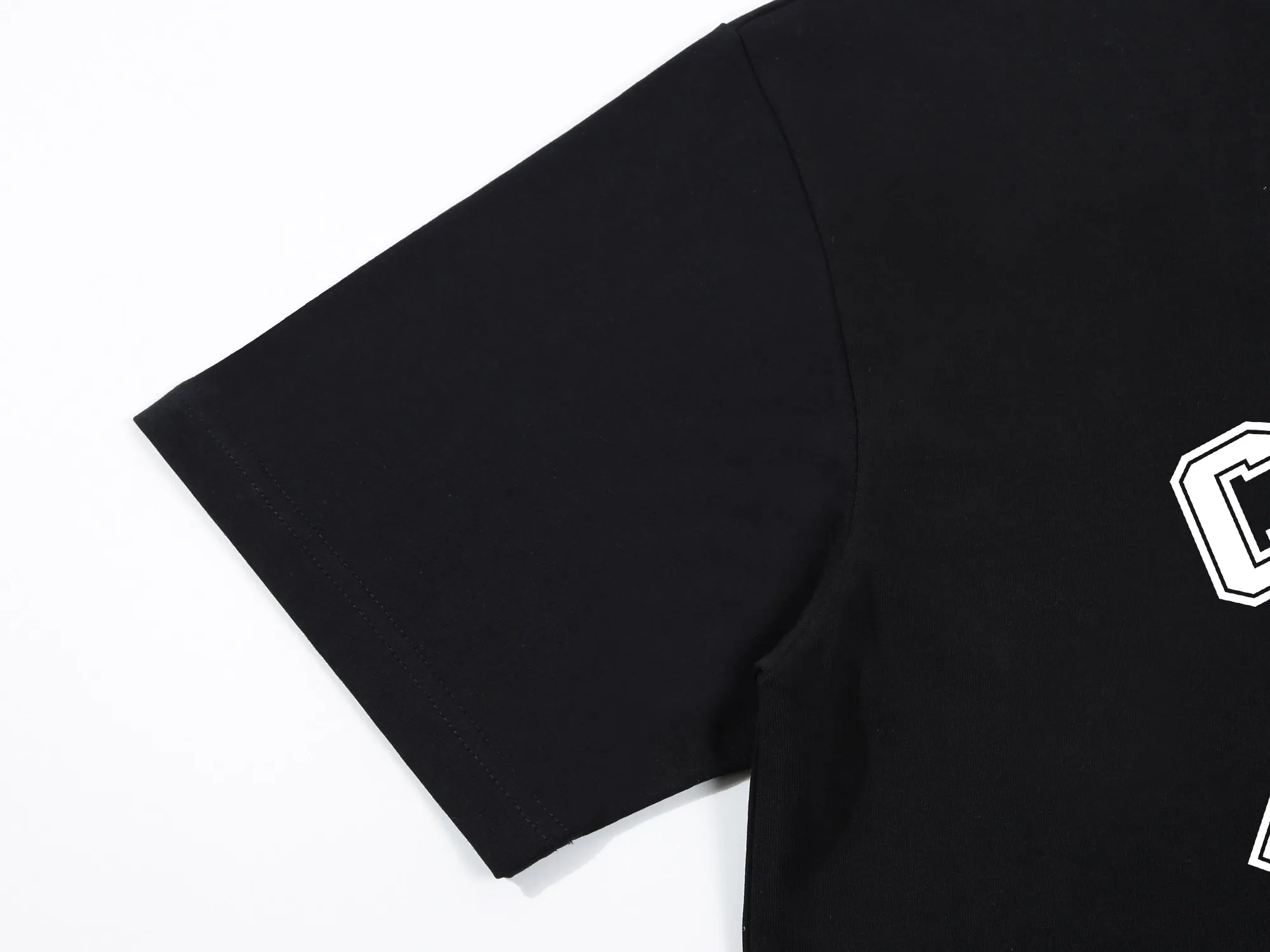 🅿️170 Celin* Celine printed letters‼ ️Short-sleeved T-shirt® *Customized 280g cotton fabric, the fabric is soft, skin-friendly and comfortable *Laminated letter logo on the front *A very simple and elegant one that is unparalleled in terms of upper body comfort, interpreting your luxury and taste, and creating your fashionable charm. ⚠️Washing method: It is recommended to dry clean or wrap the reverse side in a laundry bag and machine wash it quickly in cold water and let it dry naturally! ⚠️ Unisex style 𝐂𝐎𝐋𝐎𝐔𝐑: White Black 𝐒𝐈𝐙𝐄: S-XL