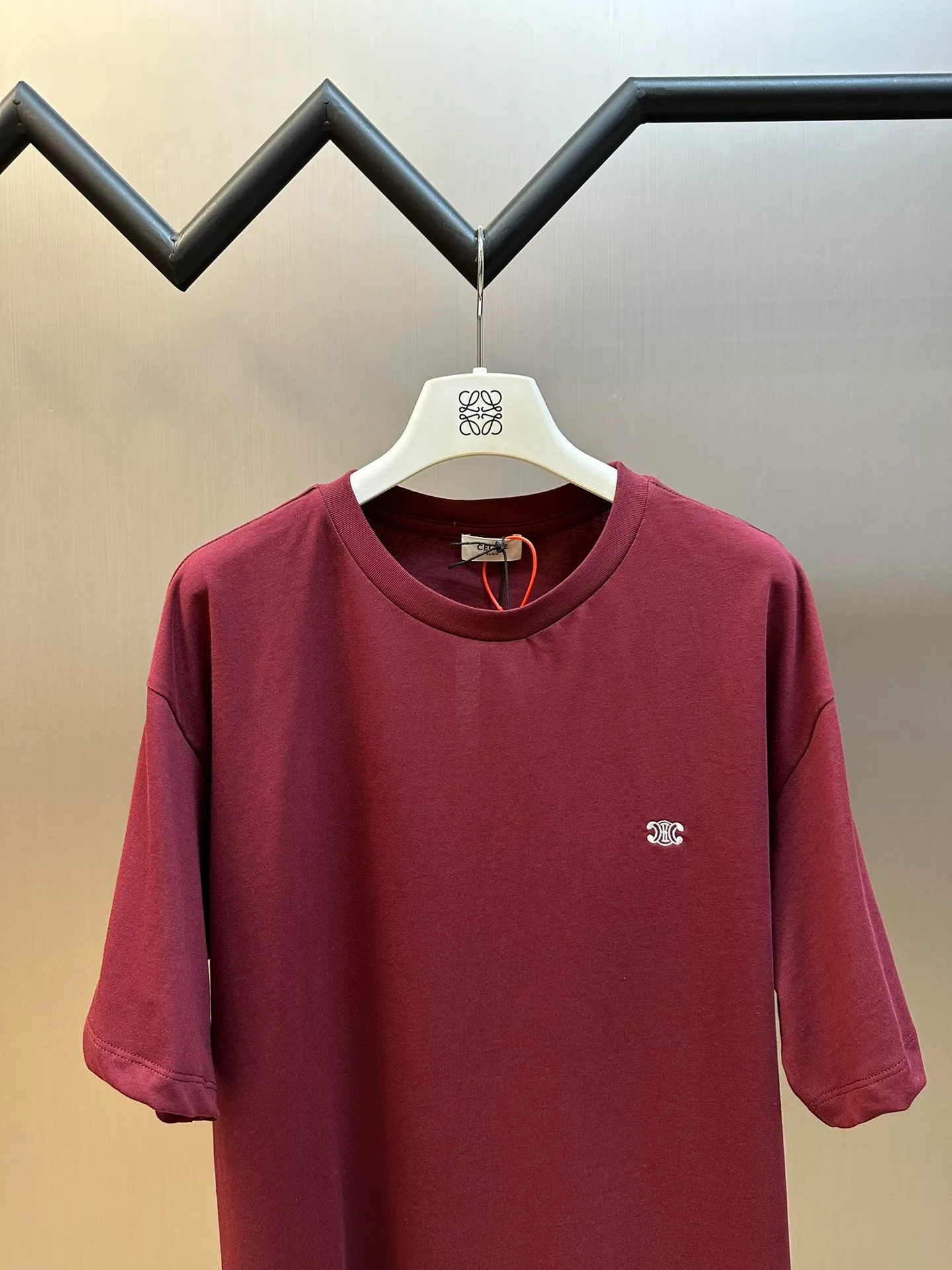 🅿️250 Celine Arc de Triomphe short-sleeve (new color) uses 40 double strands. The iconic Celine Arc de Triomphe logo embellishes the front, with red as the base tone, as dazzling as the scorching sun.  Adopt imported machine embroidery technology, use advanced computer control systems and precision mechanical components to realize the Arc de Triomphe embroidery operation size: s m l xl