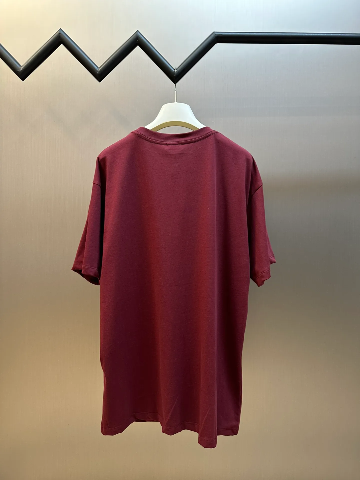🅿️250 Celine Arc de Triomphe short-sleeve (new color) uses 40 double strands. The iconic Celine Arc de Triomphe logo embellishes the front, with red as the base tone, as dazzling as the scorching sun.  Adopt imported machine embroidery technology, use advanced computer control systems and precision mechanical components to realize the Arc de Triomphe embroidery operation size: s m l xl