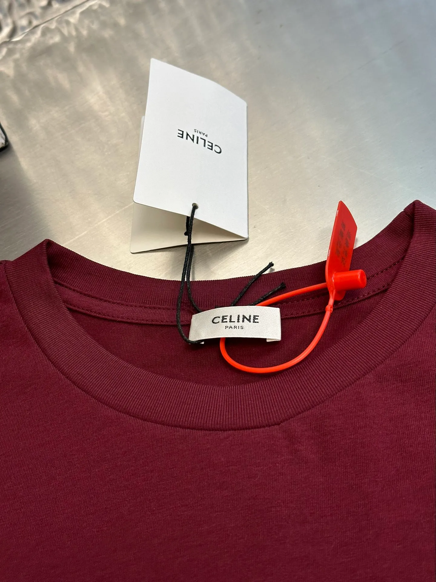 🅿️250 Celine Arc de Triomphe short-sleeve (new color) uses 40 double strands. The iconic Celine Arc de Triomphe logo embellishes the front, with red as the base tone, as dazzling as the scorching sun.  Adopt imported machine embroidery technology, use advanced computer control systems and precision mechanical components to realize the Arc de Triomphe embroidery operation size: s m l xl