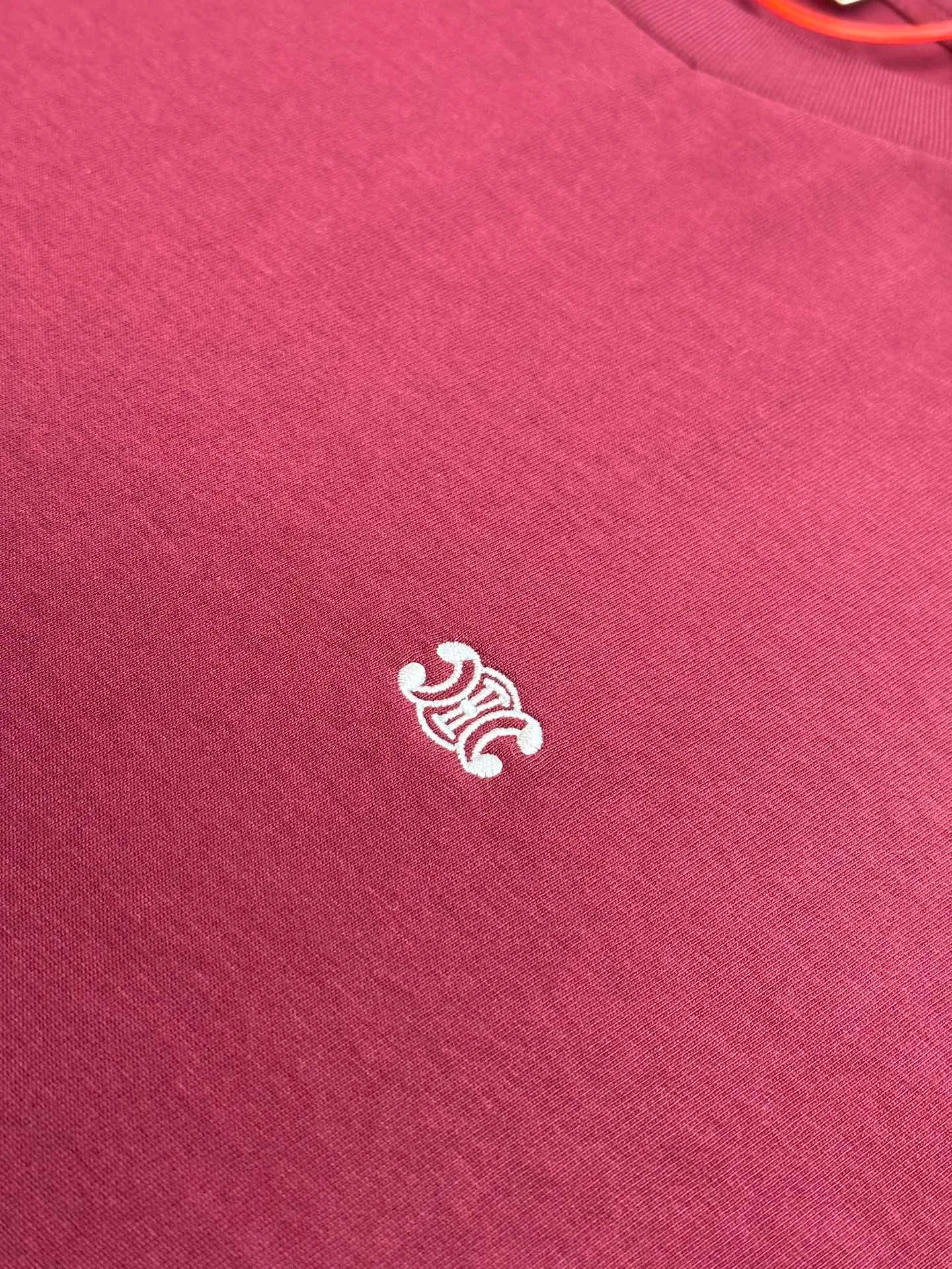 🅿️250 Celine Arc de Triomphe short-sleeve (new color) uses 40 double strands. The iconic Celine Arc de Triomphe logo embellishes the front, with red as the base tone, as dazzling as the scorching sun.  Adopt imported machine embroidery technology, use advanced computer control systems and precision mechanical components to realize the Arc de Triomphe embroidery operation size: s m l xl