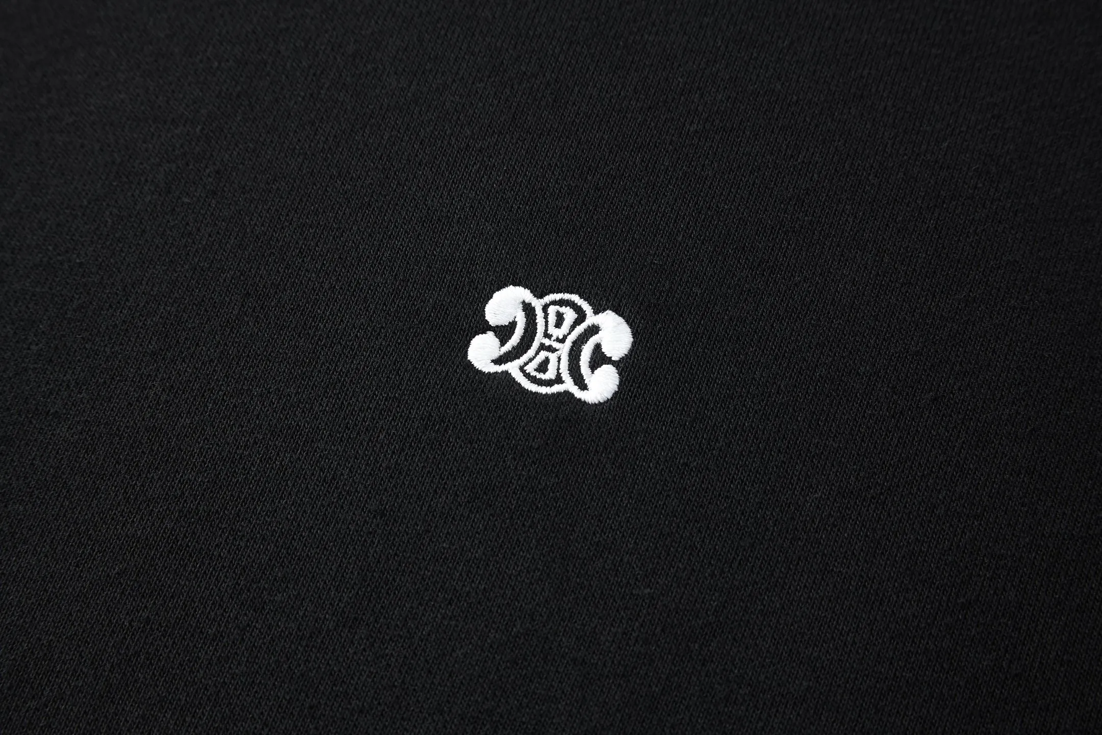 🅿️360 [Exclusive supply] Celine Arc de Triomphe embroidered round neck sweatshirt. The fabric is made of 380g pure cotton double-ply terry, the thread is matched with 2*2 double yarn thread, and the fabric is custom-woven from Xinjiang cotton. The craft embroidery uses 3D three-dimensional embroidery, and the embroidery pattern has clear lines and approximately 1,200 stitches. The triangle under the collar is spliced ​​with threads. Size:S-M-L-XL
