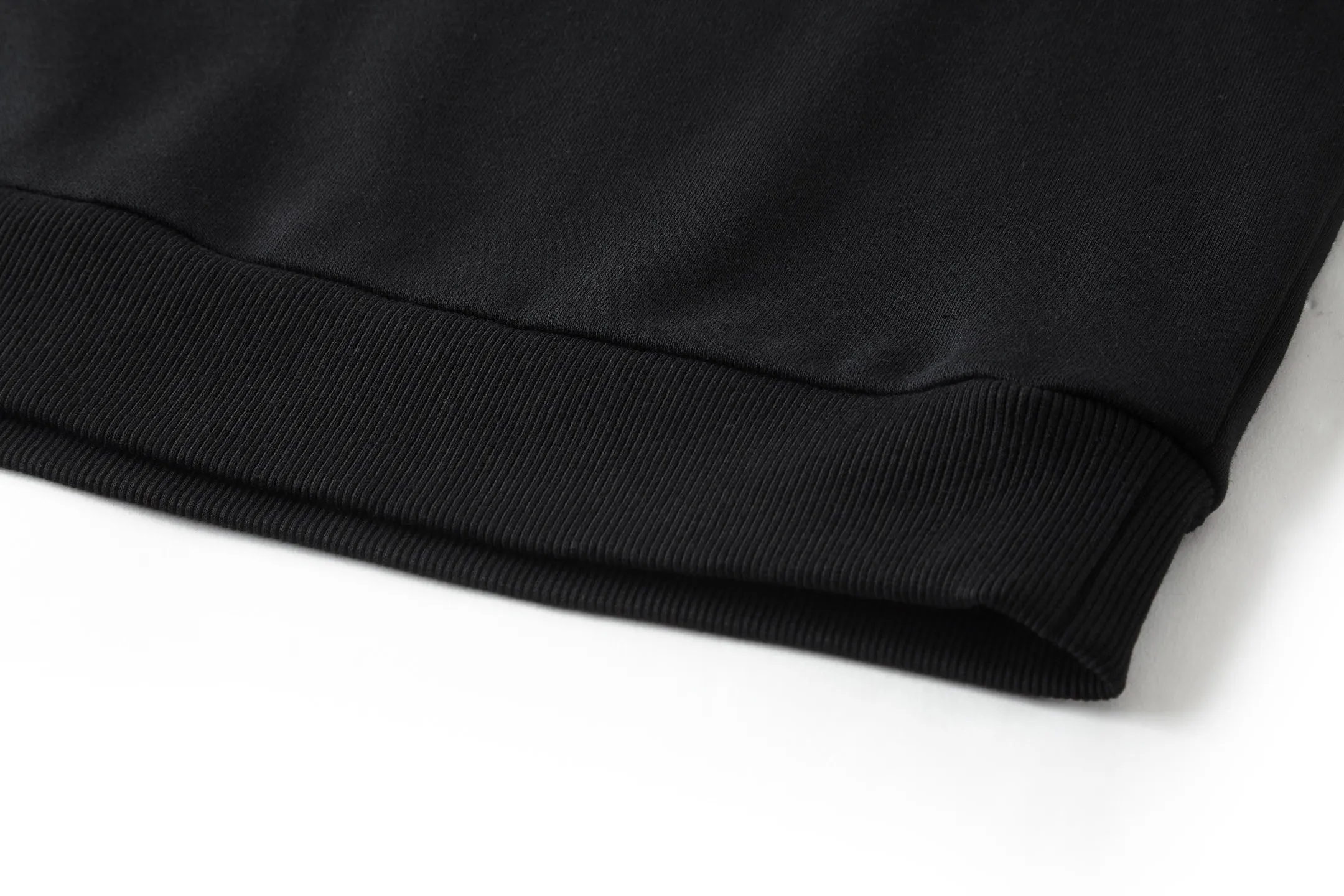 🅿️360 [Exclusive supply] Celine Arc de Triomphe embroidered round neck sweatshirt. The fabric is made of 380g pure cotton double-ply terry, the thread is matched with 2*2 double yarn thread, and the fabric is custom-woven from Xinjiang cotton. The craft embroidery uses 3D three-dimensional embroidery, and the embroidery pattern has clear lines and approximately 1,200 stitches. The triangle under the collar is spliced ​​with threads. Size:S-M-L-XL