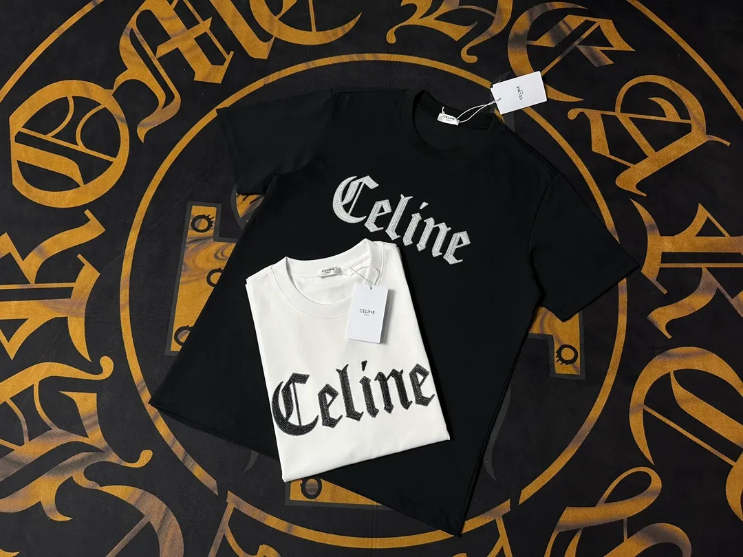 🅿️200 CELINE LOGO is exquisitely upgraded, inspired by the retro of the 1980s. Original fabric. Official same style. Short-sleeved T-shirt. Customized fabric. Fabric dyed in the same vat. Very comfortable to the touch. Latest brick cabinet synchronization for spring and summer. Fashionable and personalized. Super versatile. Loose fit is very suitable for both men and women. A must-have for everyone. Hang tag. Collar label. Washed wheat. Complete with three labels. Color: black white.