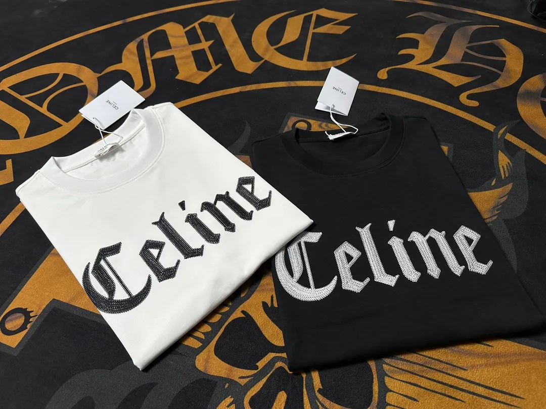 🅿️200 CELINE LOGO is exquisitely upgraded, inspired by the retro of the 1980s. Original fabric. Official same style. Short-sleeved T-shirt. Customized fabric. Fabric dyed in the same vat. Very comfortable to the touch. Latest brick cabinet synchronization for spring and summer. Fashionable and personalized. Super versatile. Loose fit is very suitable for both men and women. A must-have for everyone. Hang tag. Collar label. Washed wheat. Complete with three labels. Color: black white.