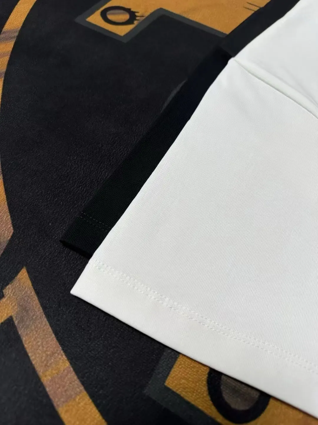 🅿️200 CELINE LOGO is exquisitely upgraded, inspired by the retro of the 1980s. Original fabric. Official same style. Short-sleeved T-shirt. Customized fabric. Fabric dyed in the same vat. Very comfortable to the touch. Latest brick cabinet synchronization for spring and summer. Fashionable and personalized. Super versatile. Loose fit is very suitable for both men and women. A must-have for everyone. Hang tag. Collar label. Washed wheat. Complete with three labels. Color: black white.