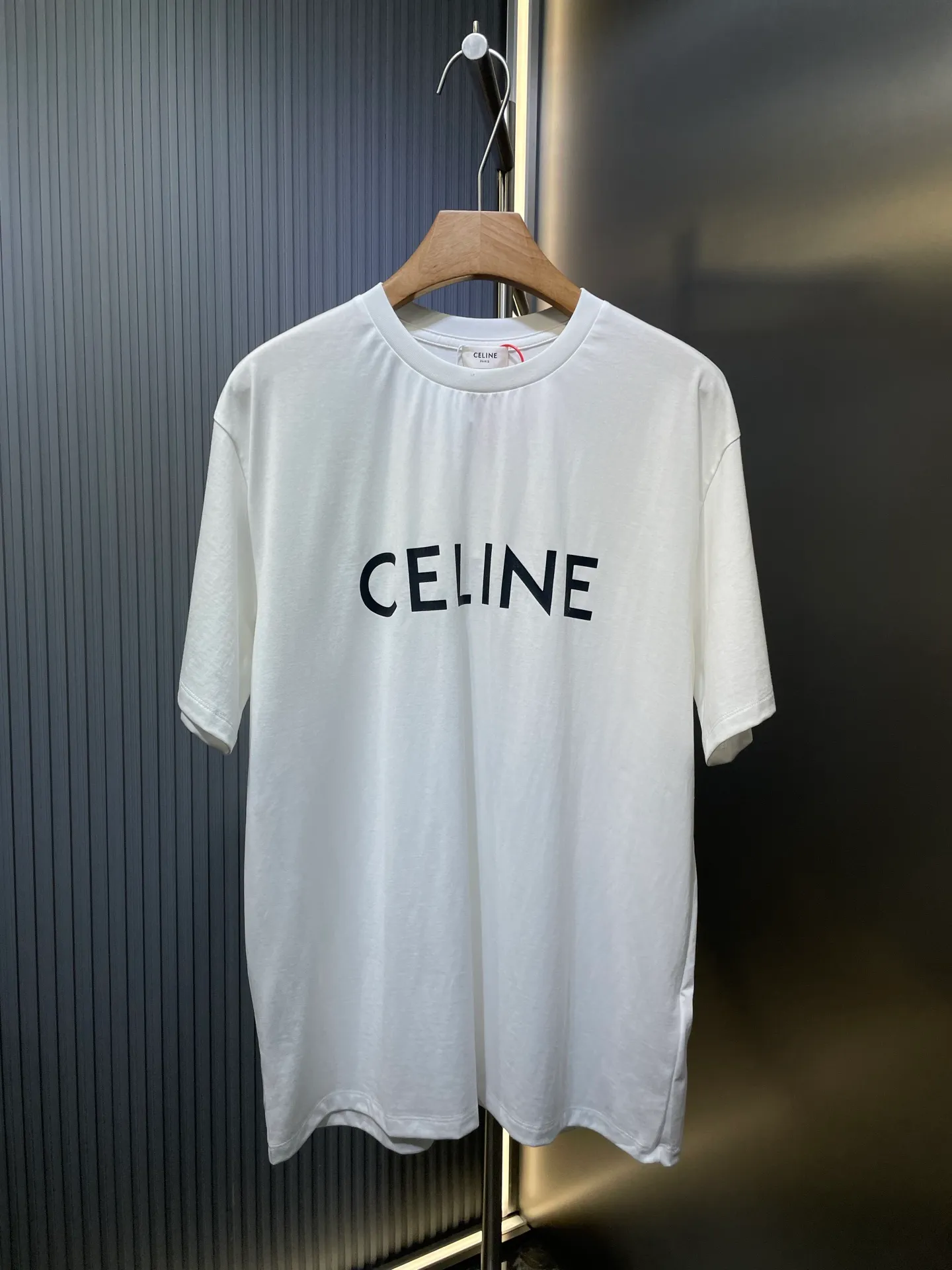 🅿️260 Celine Logo🌟 Printed short sleeves Made of 170 grams of 50 double strands, soft to the touch, comfortable and skin-friendly. The iconic Celine Logo print embellishes the front. Simple to the extreme, it is fashionable. The simplest classic white T-shirt is the most touching. Process 1: Printed with elastic glue, the effect is neat and tidy, and the workmanship is cumbersome. Process 2: The fabrics have been washed, the texture is better, and it is not easy to deform. Not easy to shrink, not easy to fade, maintain long-term beauty Accessories: Customized 1:1 Celine trademark Version: Loose version Size: XS S M L Style number: 23298-A10