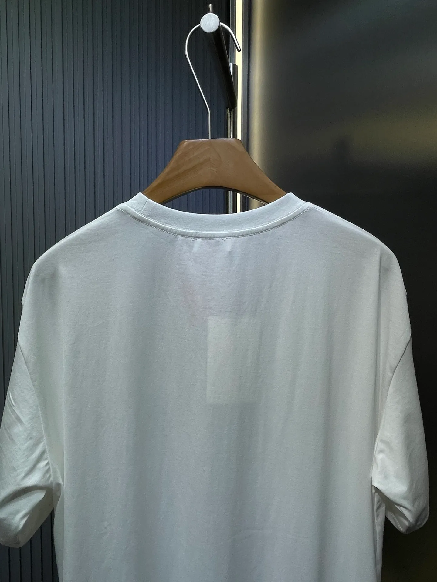 🅿️260 Celine Logo🌟 Printed short sleeves Made of 170 grams of 50 double strands, soft to the touch, comfortable and skin-friendly. The iconic Celine Logo print embellishes the front. Simple to the extreme, it is fashionable. The simplest classic white T-shirt is the most touching. Process 1: Printed with elastic glue, the effect is neat and tidy, and the workmanship is cumbersome. Process 2: The fabrics have been washed, the texture is better, and it is not easy to deform. Not easy to shrink, not easy to fade, maintain long-term beauty Accessories: Customized 1:1 Celine trademark Version: Loose version Size: XS S M L Style number: 23298-A10