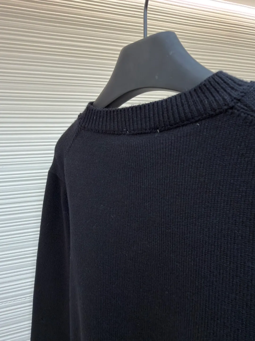 Celine Arc de Triomphe jacquard knitted pullover ●Item number: 1681934-A75 ●Fabric: wool blended fabric ●Technology: jacquard knitting ●Color: black ●Version: fitted version ●Weight: about 535 grams ●Size: S-M-L-XL ●Description: Made of 30% wool, 70% cotton. Partial intarsia craftsmanship, imported 12-knit fabric. The entire garment takes 120 minutes to complete. Garment washing - removal of wool impurities - color fixation - fixed version. This model is CELINE's 2026 new masterpiece. The chest is embellished with partial intarsia of the Arc de Triomphe, adding a new design style. Wool 30% 70% cotton yarn. Not machine washable - do not rinse. The overall wiring is straight and delicate, the fabric is comfortable and soft, and the color is consistent without color difference. It can be matched with the same style to create a fashionable look and control various occasions. Customized accessories, complete with three standards, same style for men and women!