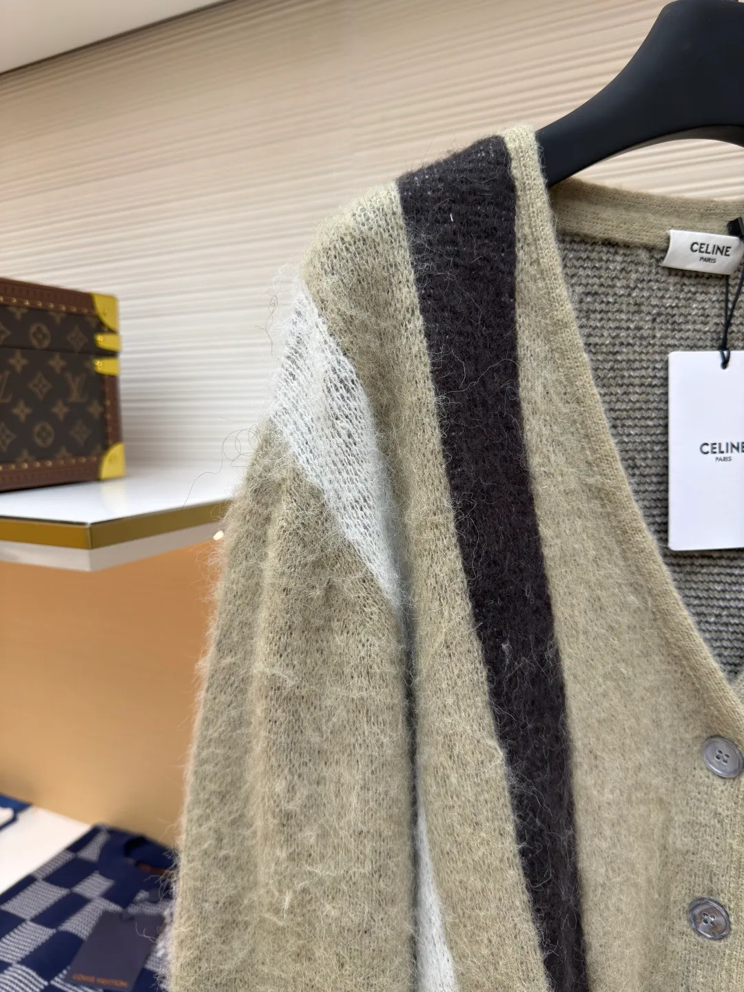 CELINE contrasting color mohair cardigan ●Authentic product: purchased and developed by 10108 ●Item number: 1680044-B15 ●Fabric: mohair fabric ●Technology: knitting ●Version: loose fit ●Weight: about 625 grams ●Size: S-M-L-XL ●Description: Made of mohair fabric, with excellent texture, comfortable and soft feel, skin-friendly and breathable, and not irritating when worn next to the body, full contrast color design, loose fit, custom-engraved button placket, overall straight and delicate routing, comfortable and soft fabric, consistent color with no color difference. Can be matched with the same style to create a fashionable look, control various occasions, customized accessories, complete three standards, same style for men and women!