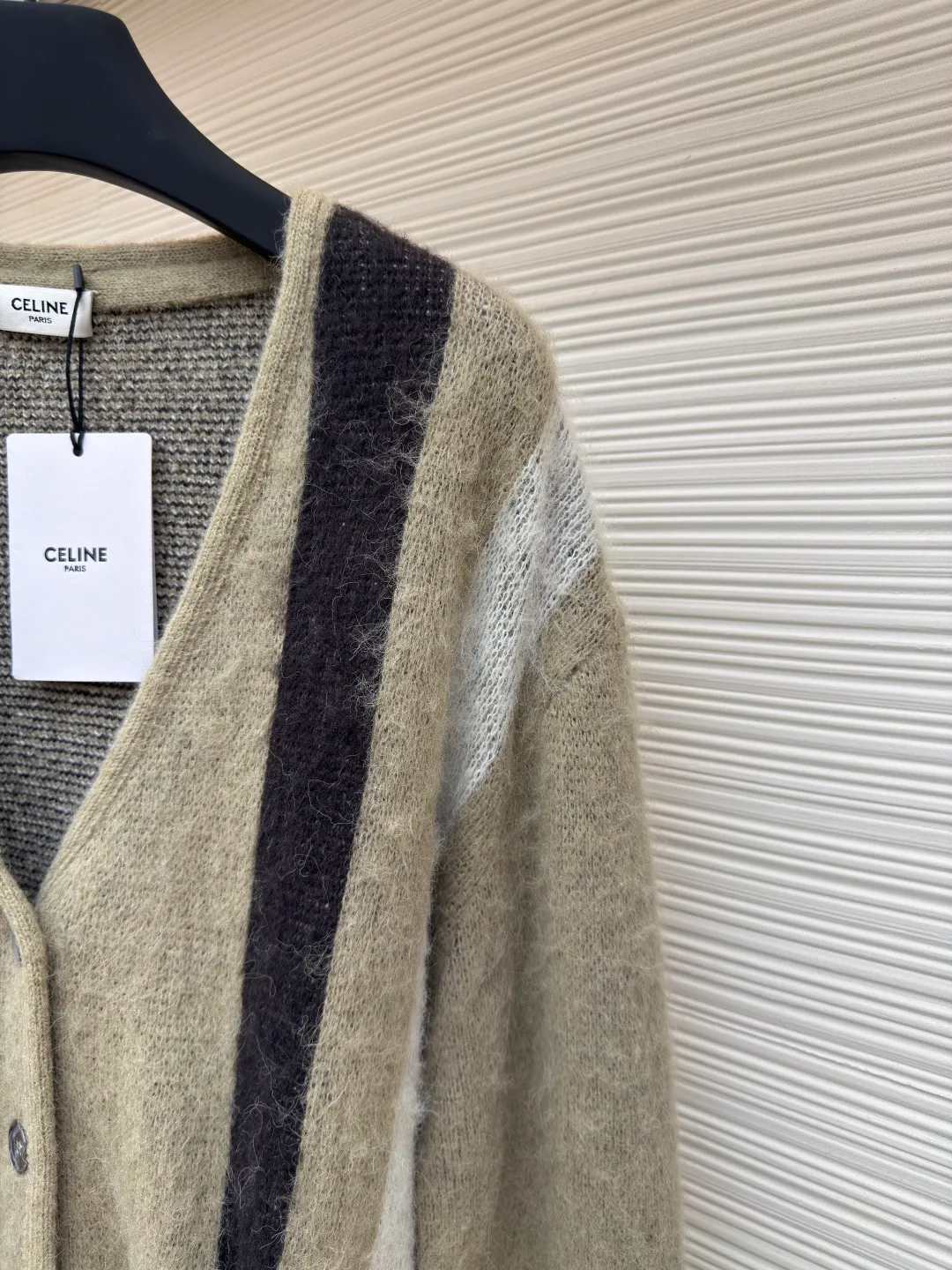 CELINE contrasting color mohair cardigan ●Authentic product: purchased and developed by 10108 ●Item number: 1680044-B15 ●Fabric: mohair fabric ●Technology: knitting ●Version: loose fit ●Weight: about 625 grams ●Size: S-M-L-XL ●Description: Made of mohair fabric, with excellent texture, comfortable and soft feel, skin-friendly and breathable, and not irritating when worn next to the body, full contrast color design, loose fit, custom-engraved button placket, overall straight and delicate routing, comfortable and soft fabric, consistent color with no color difference. Can be matched with the same style to create a fashionable look, control various occasions, customized accessories, complete three standards, same style for men and women!