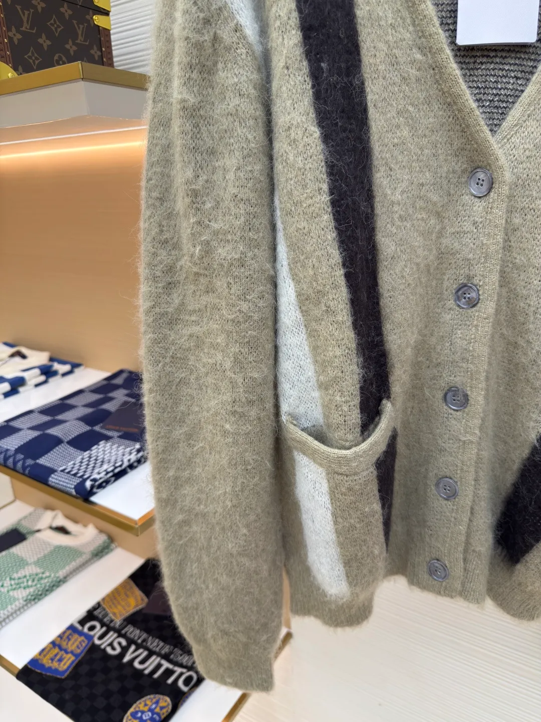 CELINE contrasting color mohair cardigan ●Authentic product: purchased and developed by 10108 ●Item number: 1680044-B15 ●Fabric: mohair fabric ●Technology: knitting ●Version: loose fit ●Weight: about 625 grams ●Size: S-M-L-XL ●Description: Made of mohair fabric, with excellent texture, comfortable and soft feel, skin-friendly and breathable, and not irritating when worn next to the body, full contrast color design, loose fit, custom-engraved button placket, overall straight and delicate routing, comfortable and soft fabric, consistent color with no color difference. Can be matched with the same style to create a fashionable look, control various occasions, customized accessories, complete three standards, same style for men and women!